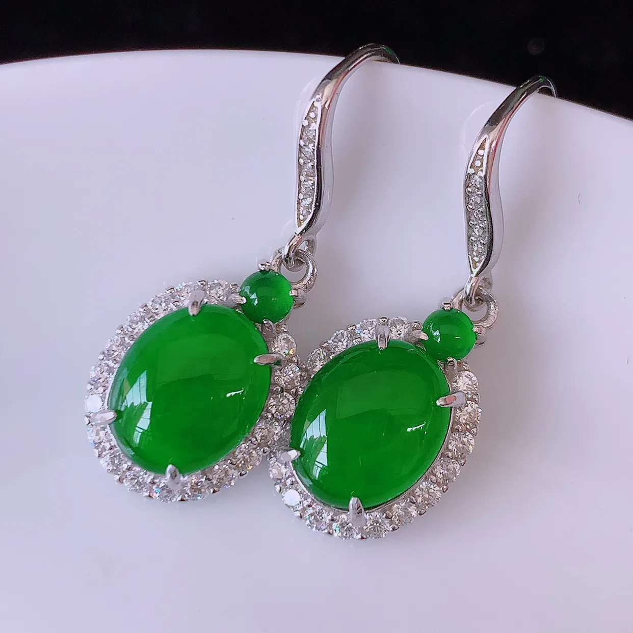 冰透满绿翡翠925银镶嵌耳坠，自然光实拍，翠色灵动，颜色漂亮，种老水足，品相佳，佩戴佳品！#97.27整体28//10.8/5.2裸10*8