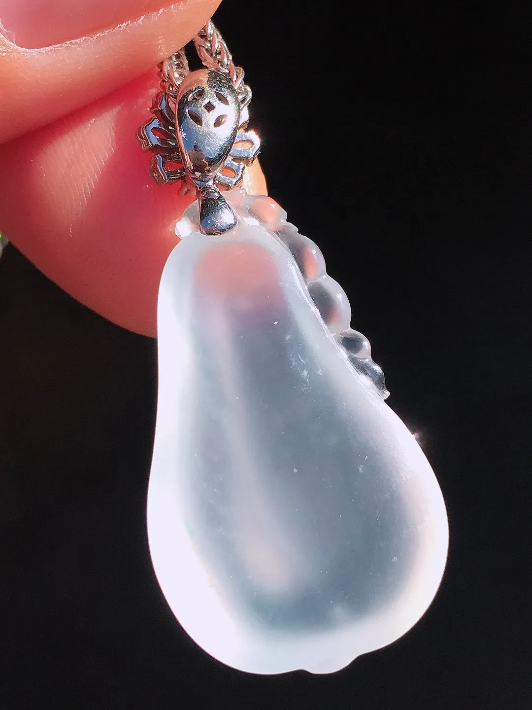 玻璃种福瓜吊坠，玉质细腻，荧光感超
强，饱满圆润，尽显优雅气质，18k
金豪华镶嵌