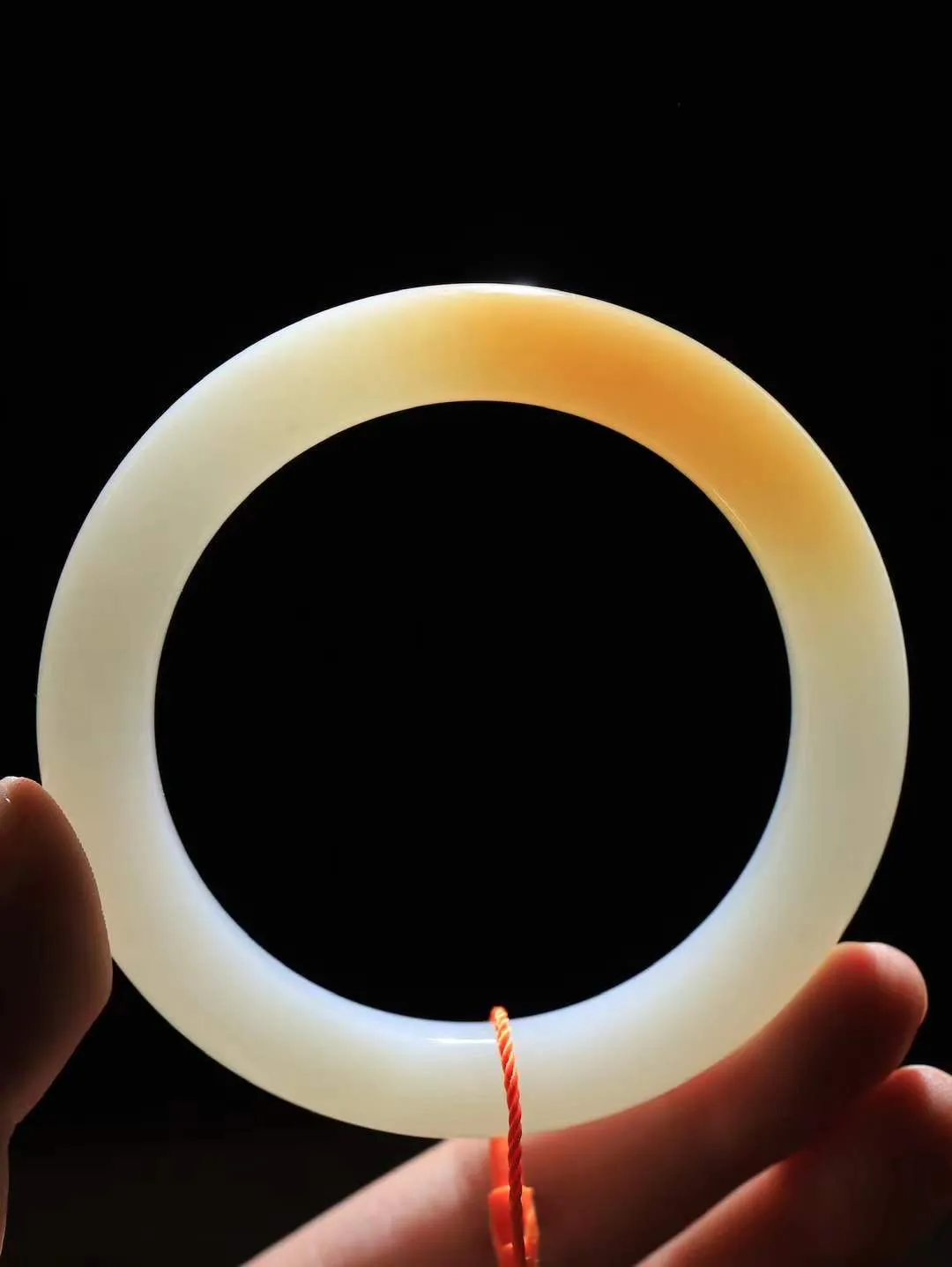 （柔情似水.手镯）

收藏级和田玉糖白玉手镯，玉质温润细腻，镯型饱满圆润，优雅知性，姽婳于幽静兮，又婆娑乎人间，经典款型，古朴典雅。极具灵性，腕间风情，风姿卓越。 重60.84克   尺寸58.5-11-10.7mm    FDL-361102826