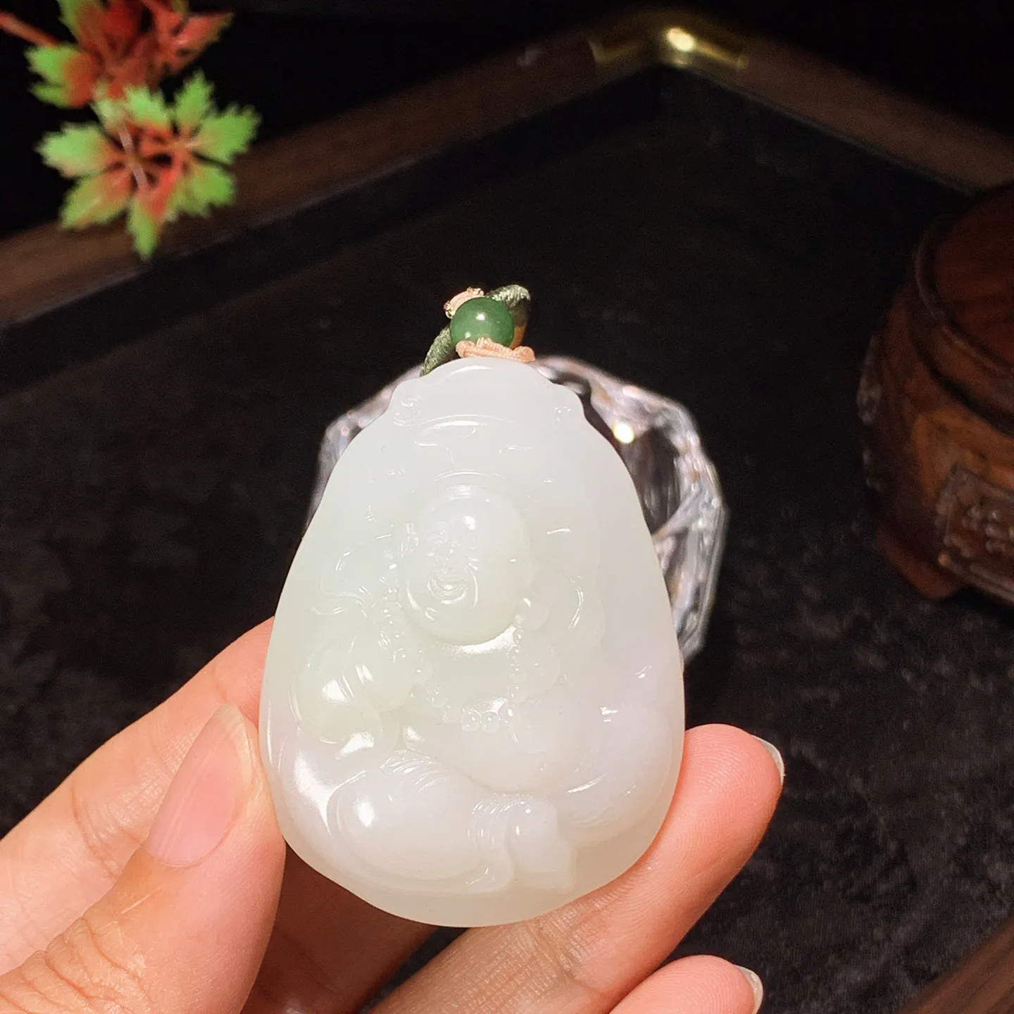 和田玉白玉羊脂白佛引福来挂件。尺寸52/39/16重53克。白度一级。玉质细腻油润。手推出油。佩戴高端典雅。lt251127