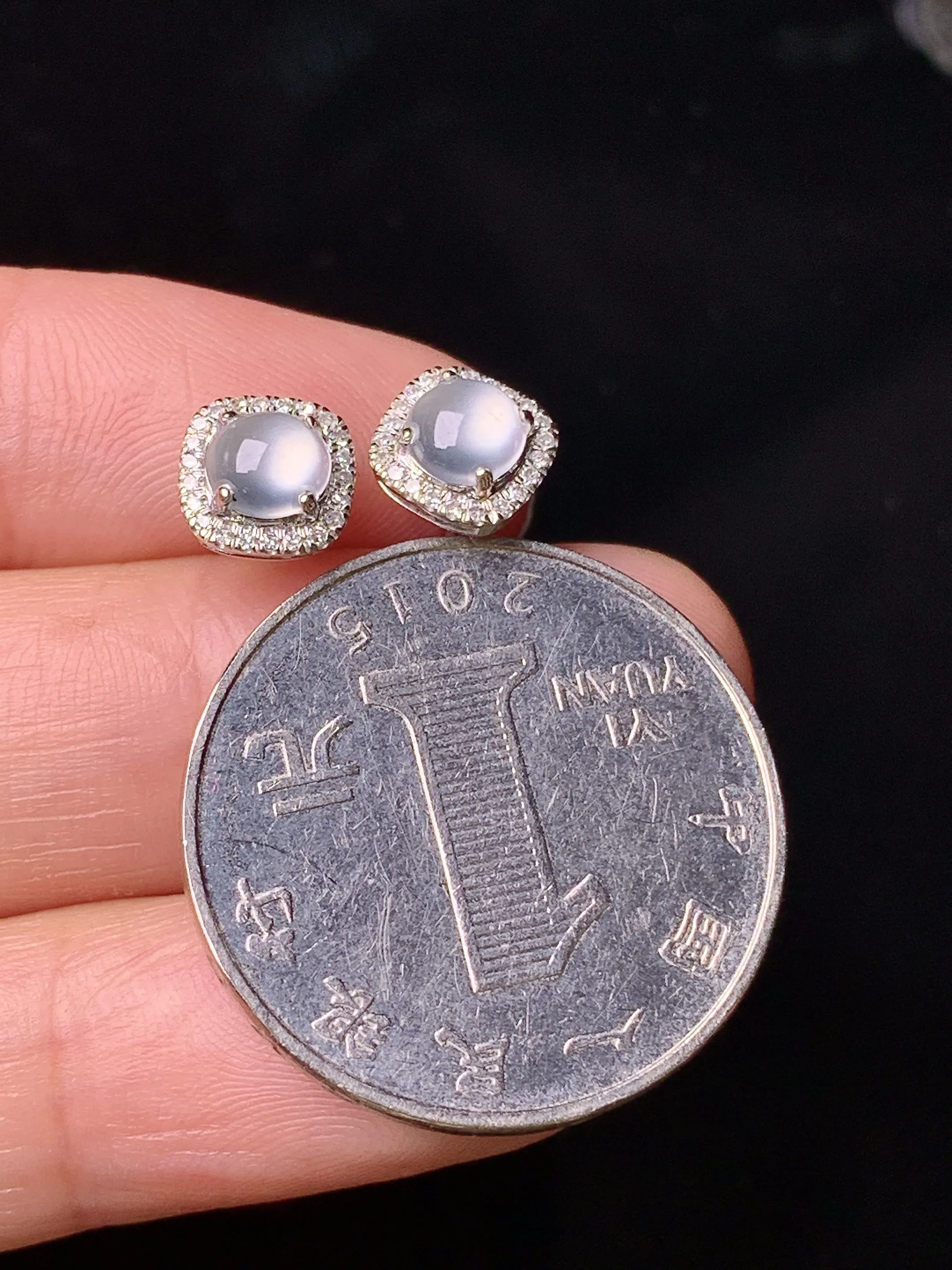 18k金钻镶嵌冰种蛋面耳钉 玉质细腻 色泽艳丽清新 整体尺寸7*4