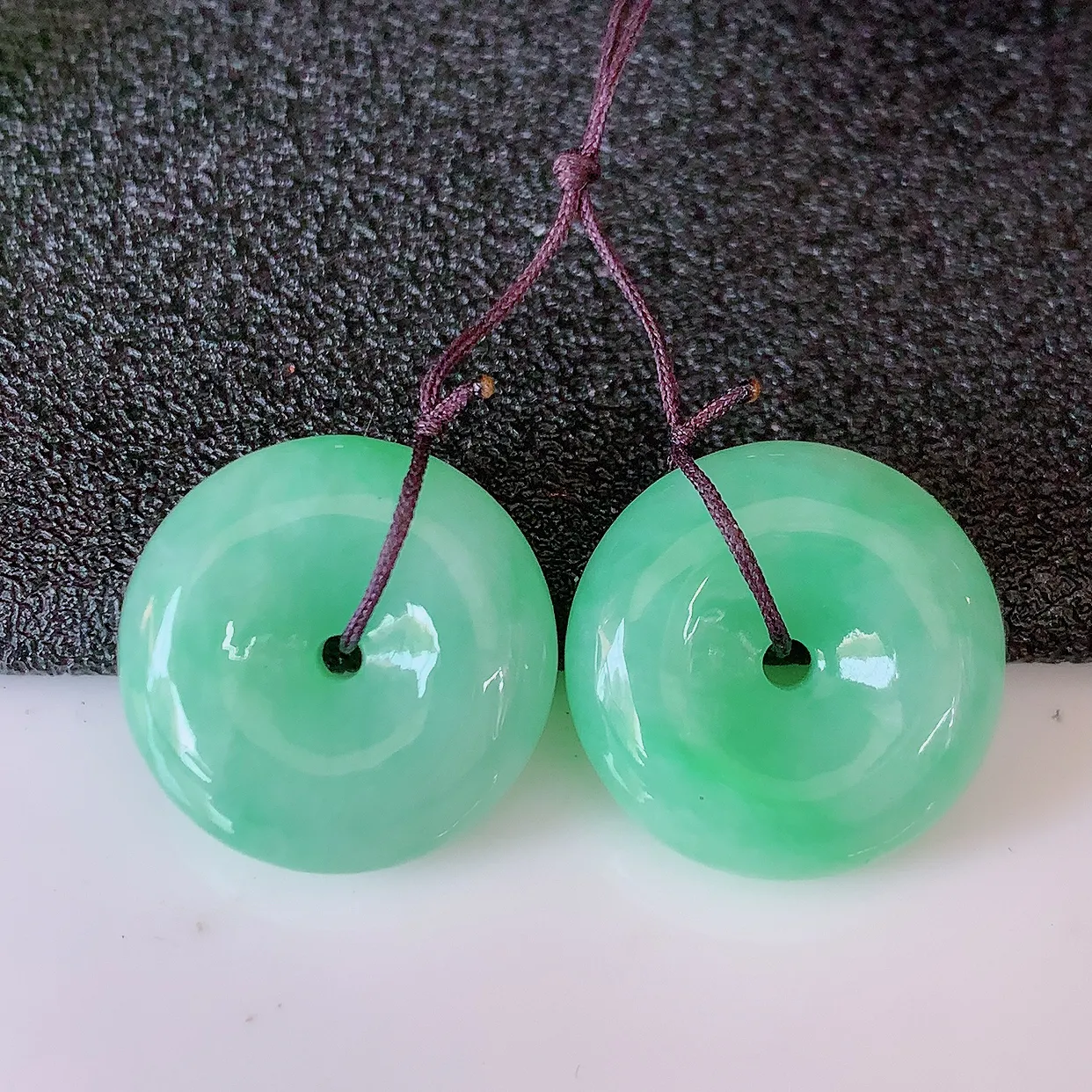 自然光实拍，满绿翡翠一对平安扣耳坠，翠色灵动，玉质细腻，颜色漂亮，品相佳，佩戴佳品！配图银线 #49