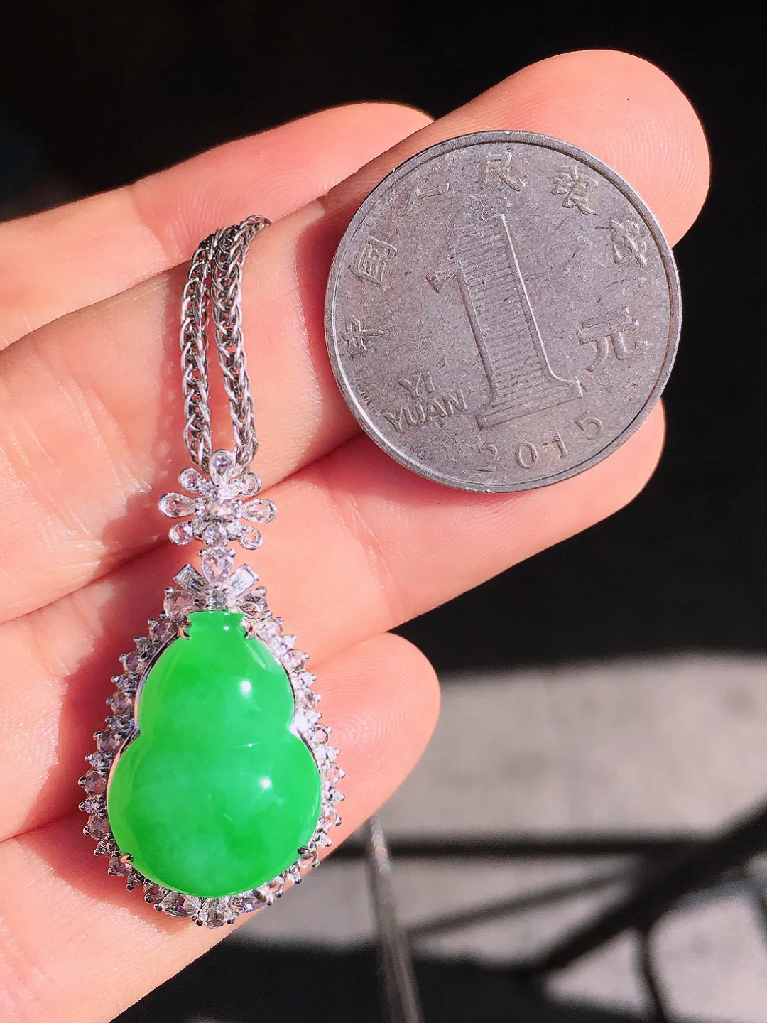 阳绿葫芦吊坠，色泽均匀艳丽，玉质细腻，荧光感超
强，饱满圆润，尽显优雅气质，18k
金豪华镶嵌
