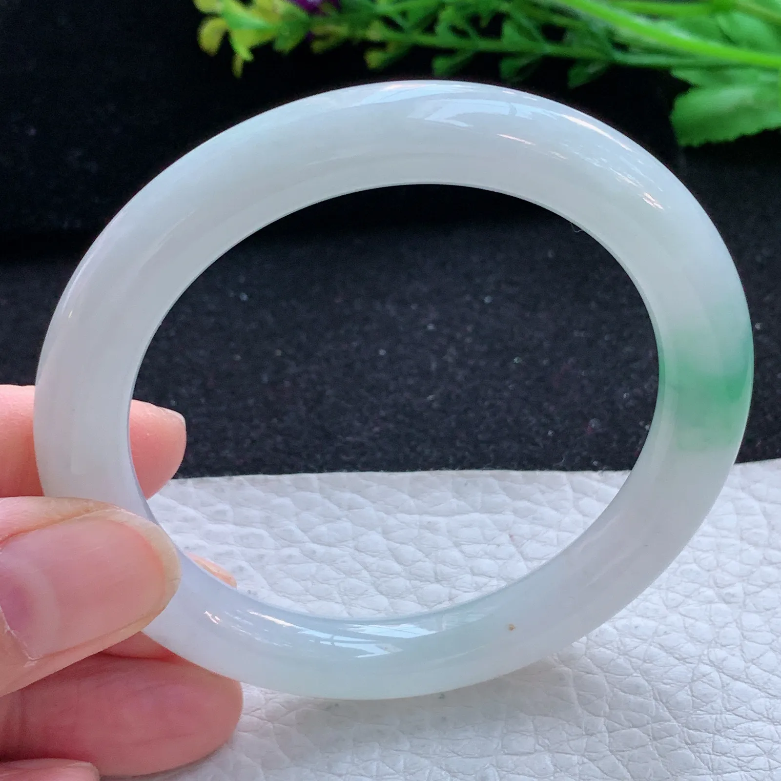 hf自然光55.5*9.2*9.3美人镯 缅甸翡翠a货玉手镯飘绿圆条叮当镯