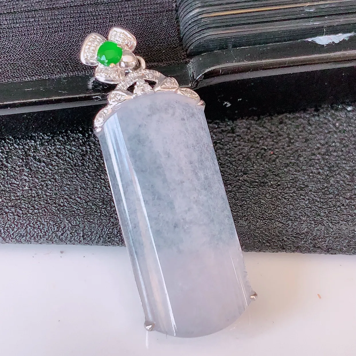 自然光实拍，18K金镶嵌冰种翡翠平安无事牌吊坠，翡翠无事牌，平平安安，无事牌翠色灵动，佩戴平安时尚！#00.25整体35.5-12.5-5.5裸石25.5*11.5