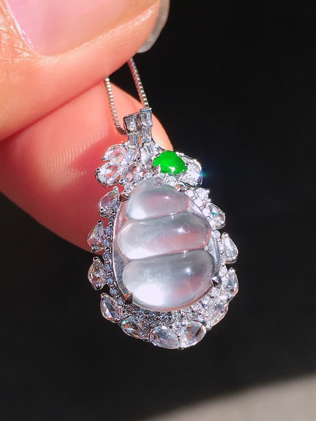 冰种福豆吊坠，玉质细腻，荧光感超
强，饱满圆润，尽显优雅气质，18k
金豪华镶嵌