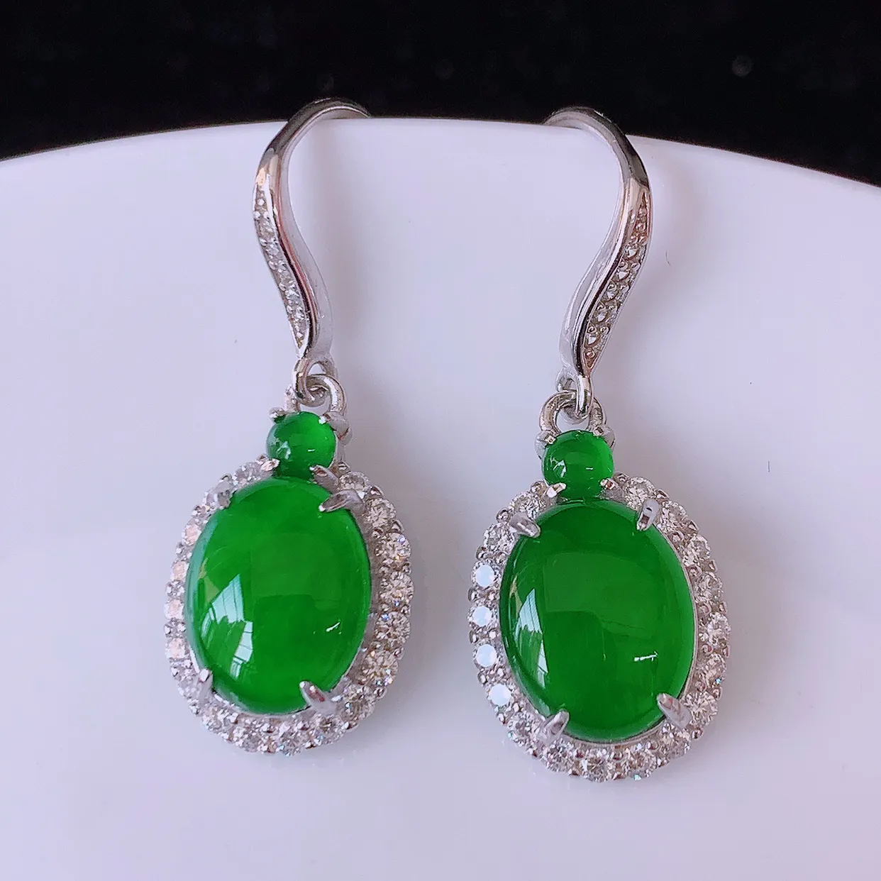 冰透满绿翡翠925银镶嵌耳坠，自然光实拍，翠色灵动，颜色漂亮，种老水足，品相佳，佩戴佳品！#97.2