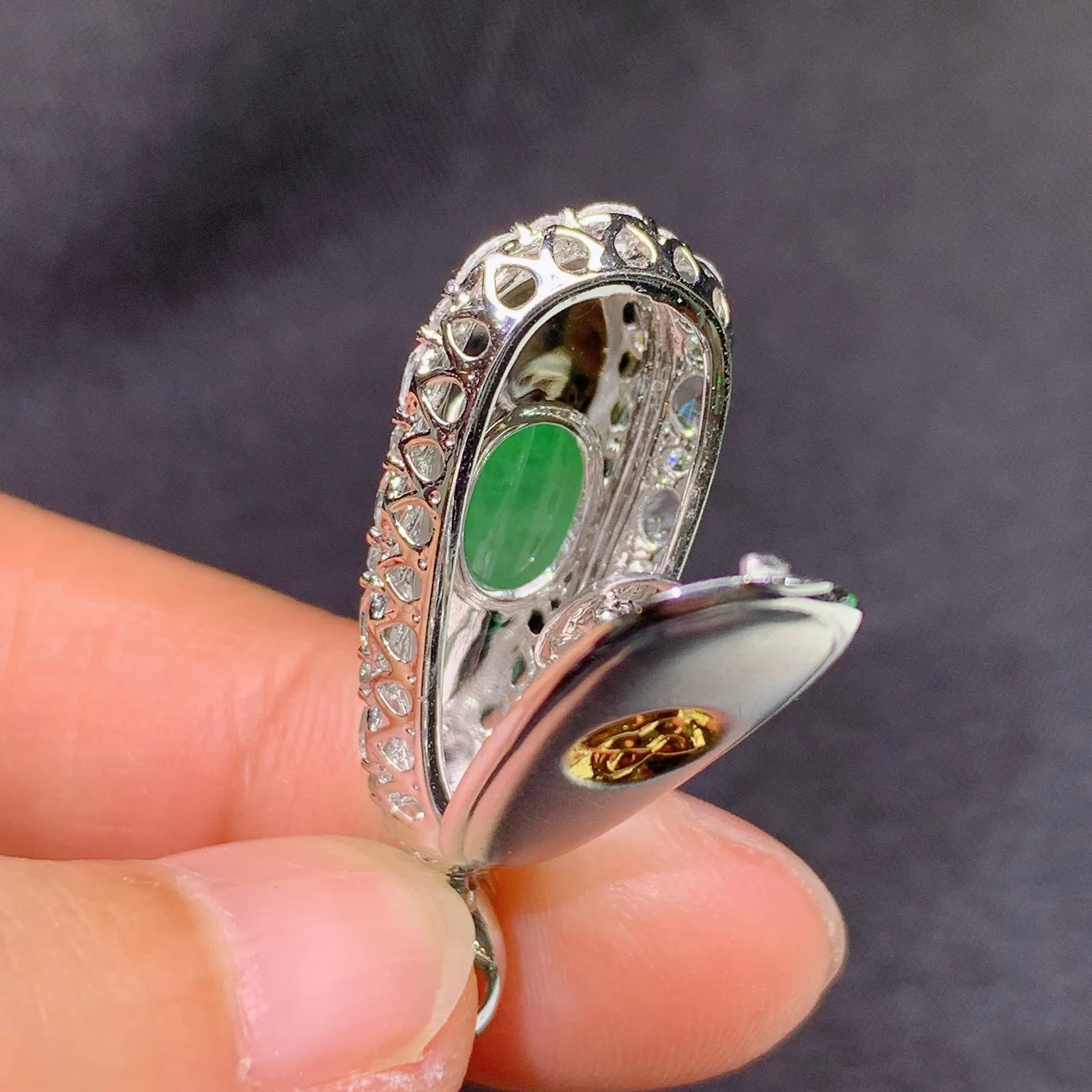 冰甜绿福豆吊坠，18k金镶嵌，色泽鲜阳，冰润细腻，种水足 Zhe 尺寸31.6*12.1*8.6