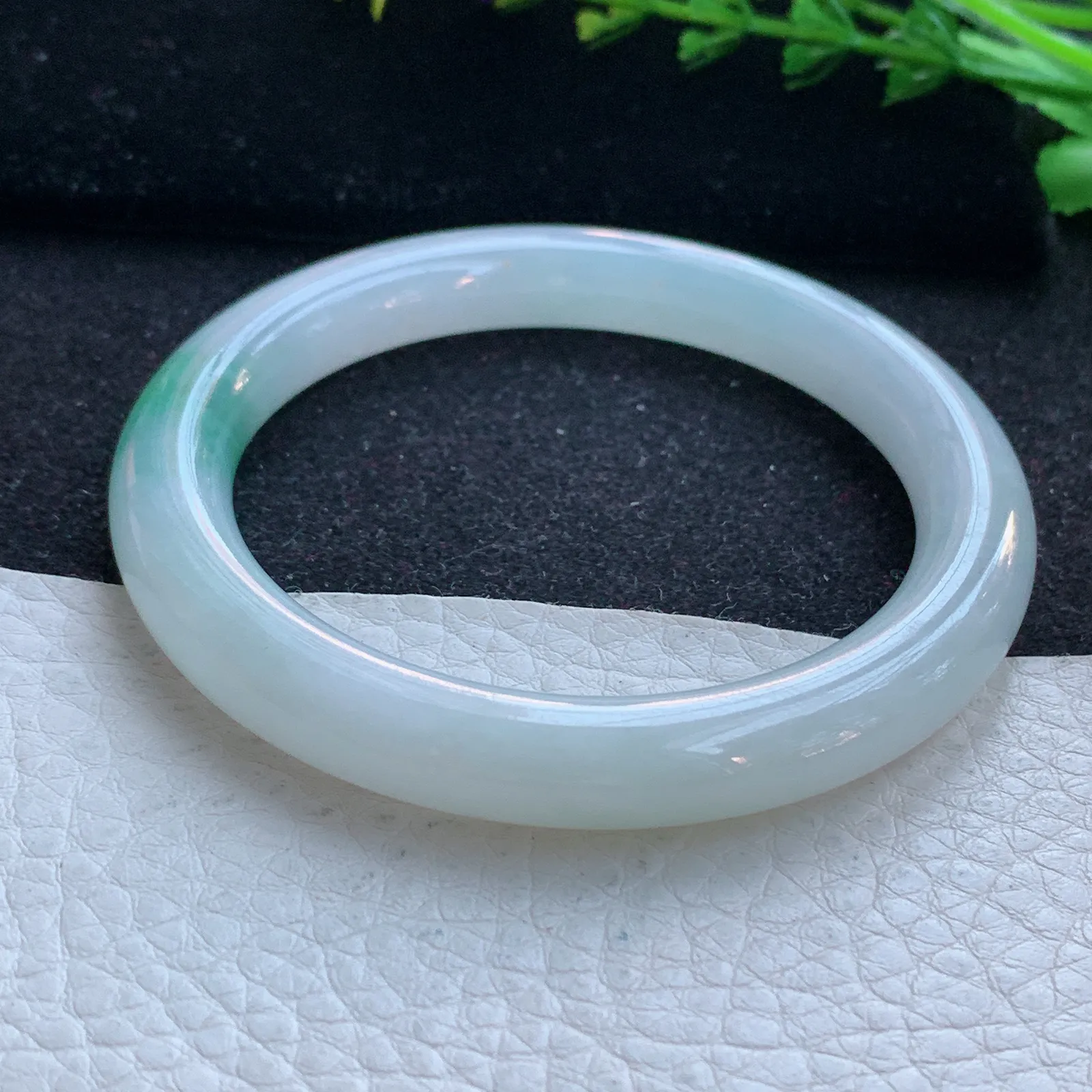 hf自然光55.5*9.2*9.3美人镯 缅甸翡翠a货玉手镯飘绿圆条叮当镯