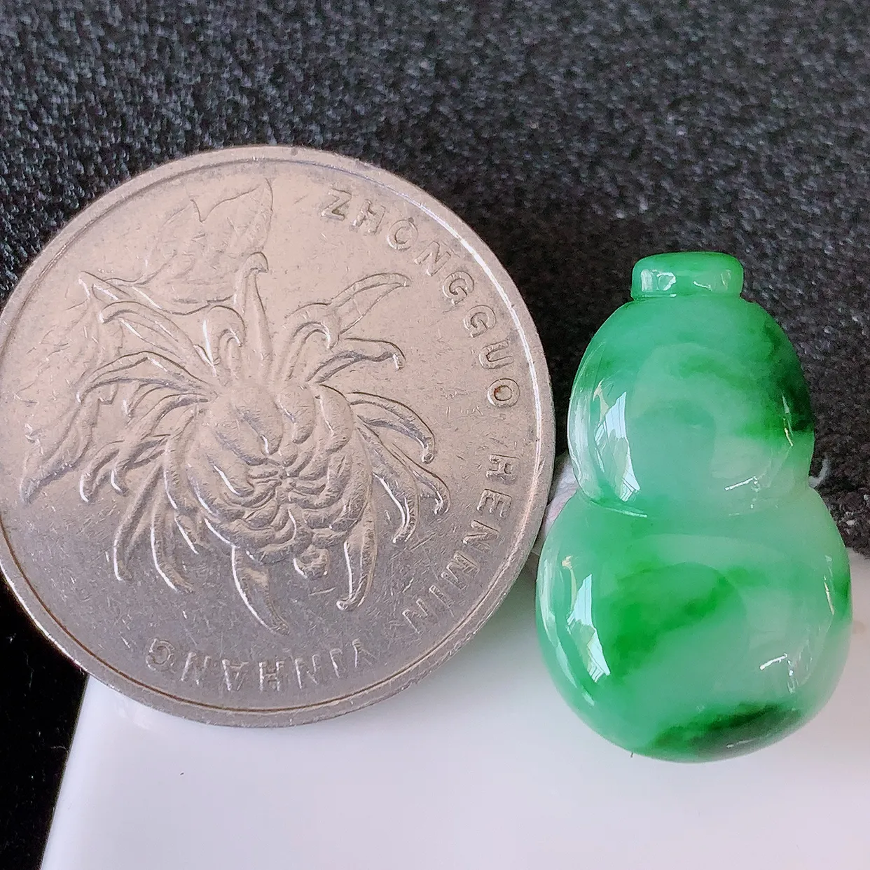 自然光实拍，水润飘绿翡翠葫芦蛋面，翠色灵动，玉质细腻，颜色漂亮，品相佳，佩戴佳品！#05.27