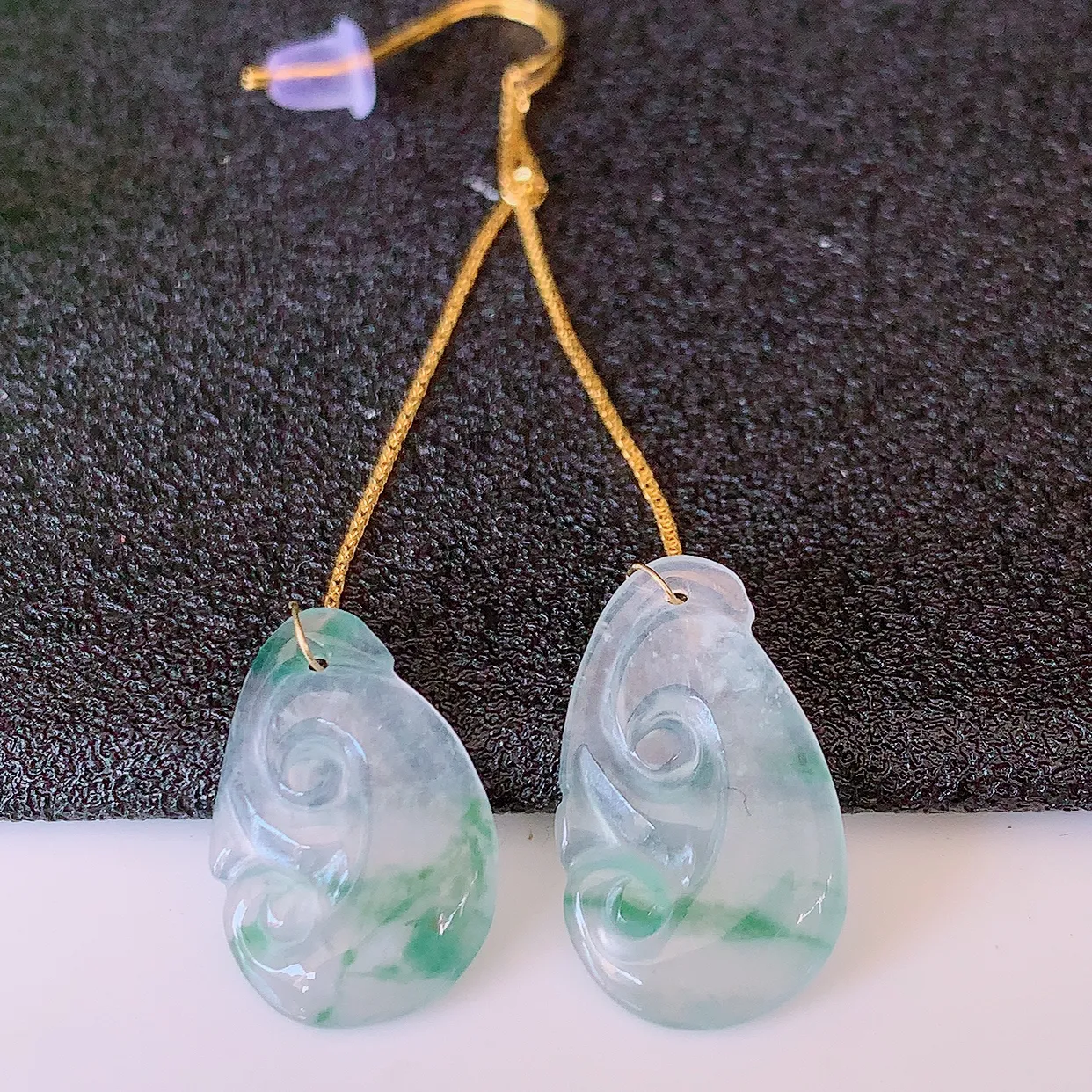 18k金镶嵌冰种飘花翡翠如意耳坠，沁人心脾，耳坠佩戴效果大气出众，尽显气质。种水好，胶感足，颜相当漂亮，高性价比，值得入手品鉴！#41.25整体60.5裸石17.5-10.5-2.5