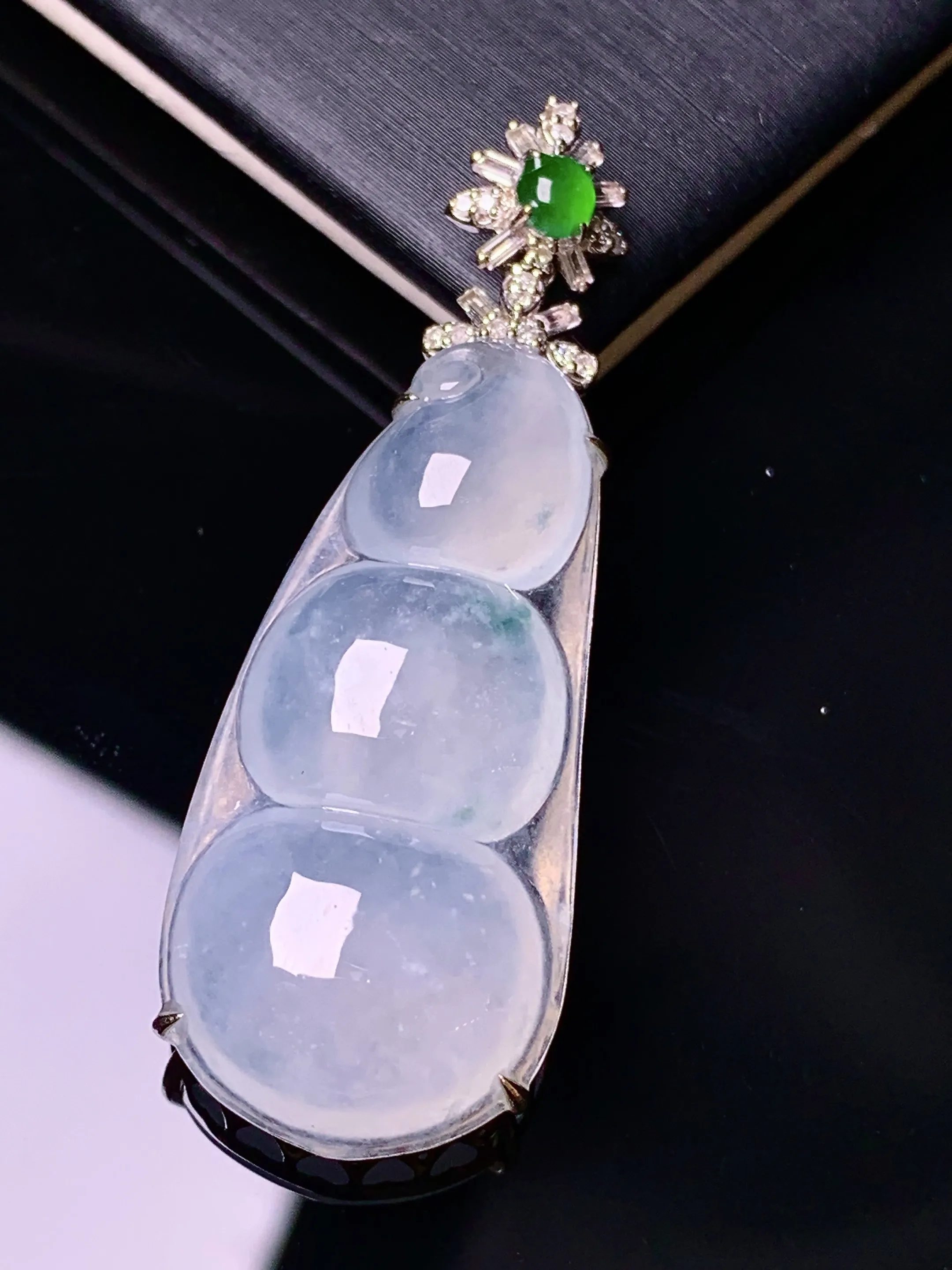 18k金钻镶嵌冰种四季豆吊坠 玉质细腻 色泽艳丽清新 整体尺寸46*16.3*8.3