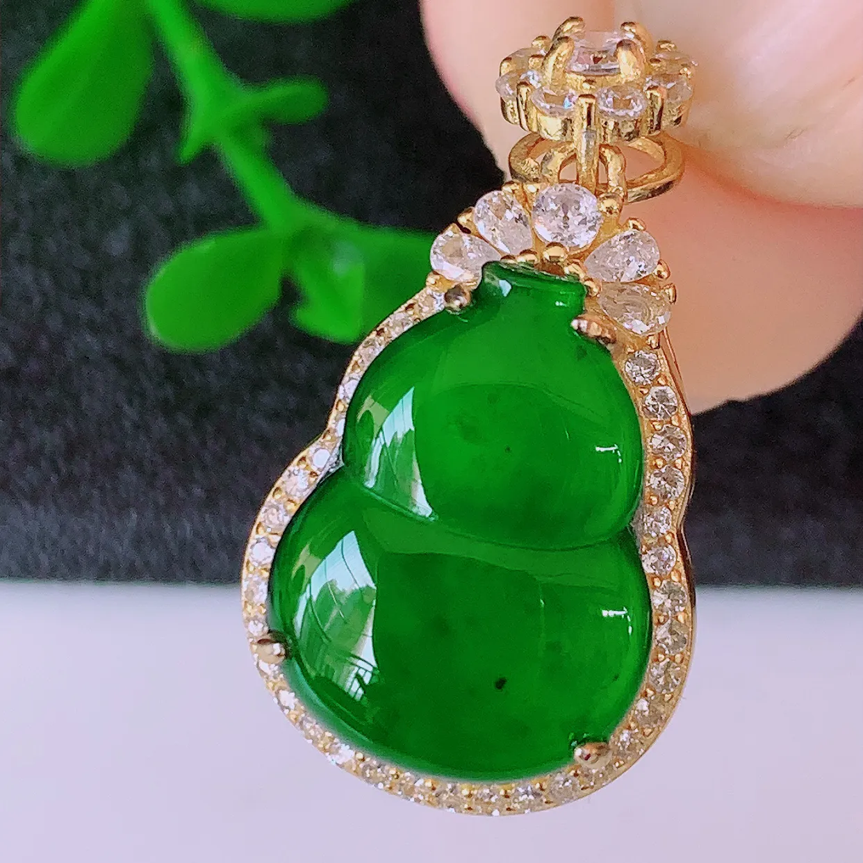 冰透满绿翡翠925银镶嵌葫芦吊坠，自然光实拍，翠色灵动，颜色漂亮，种老水足，品相佳，佩戴佳品！#97