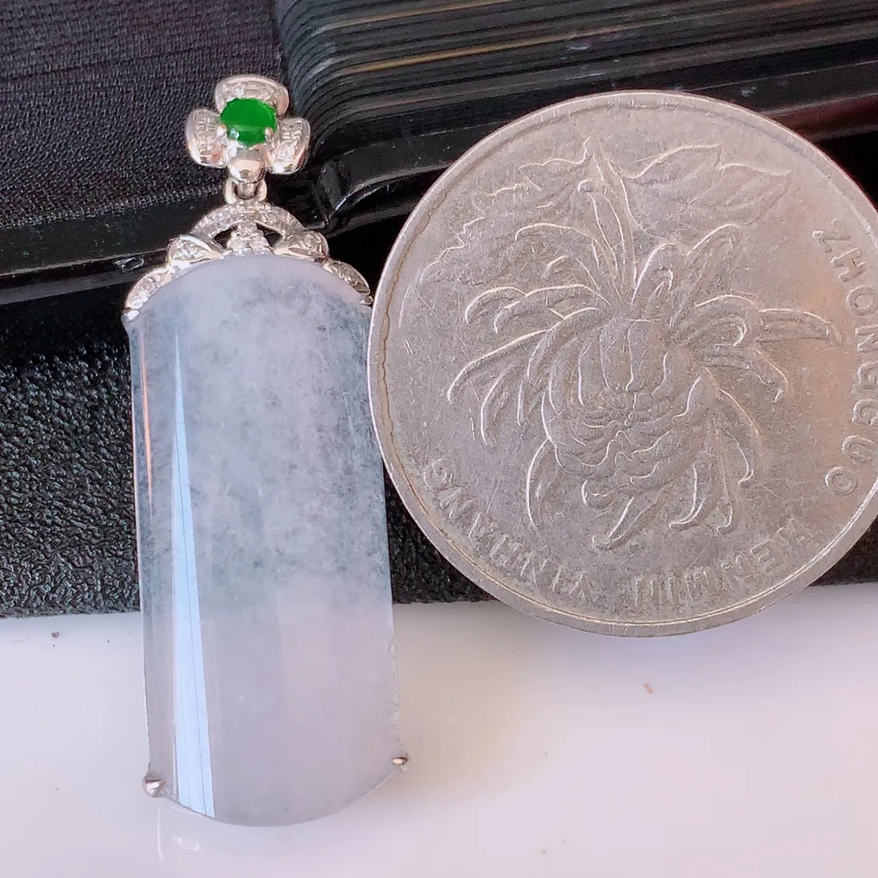 自然光实拍，18K金镶嵌冰种翡翠平安无事牌吊坠，翡翠无事牌，平平安安，无事牌翠色灵动，佩戴平安时尚！#00.25整体35.5-12.5-5.5裸石25.5*11.5