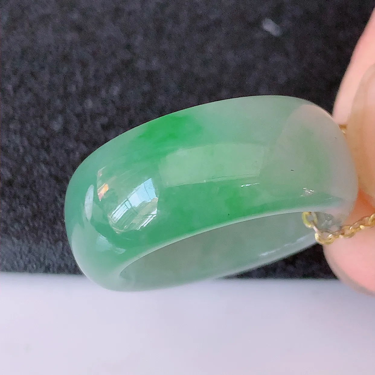 自然光实拍，17.2mm内径冰飘绿翡翠指环，玉戒指，玉质莹润，好精美好冰润的指环，15圈口，上手纤巧