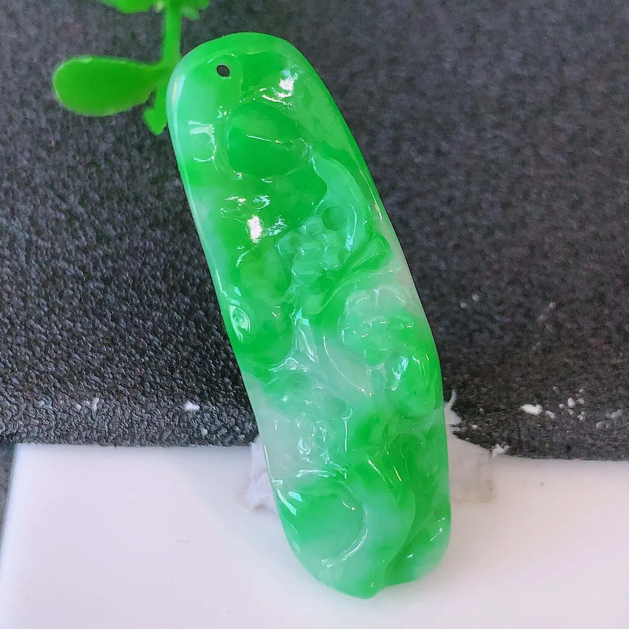 自然光实拍，冰润飘阳绿翡翠梅花吊坠，种老水足，雕工精湛 ，寓意美好，佩戴时尚出众！#57.25