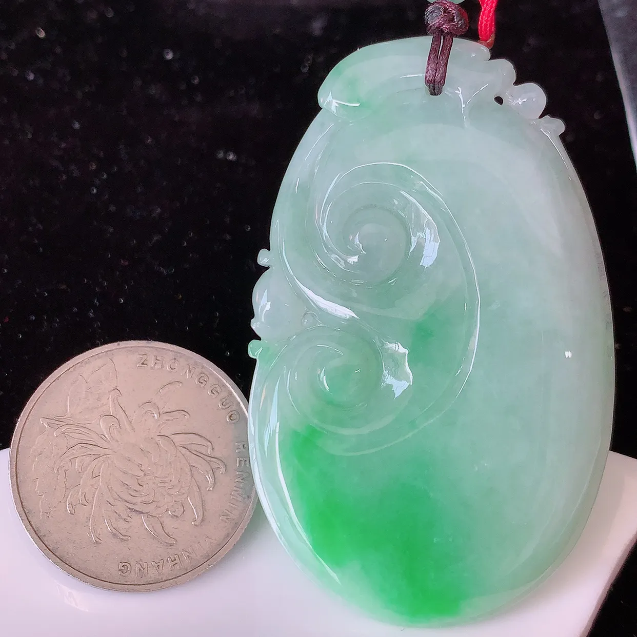 自然光实拍，大件冰润飘绿翡翠如意吊坠，玉坠百搭又精致，寓意着吉祥，事事如意！#46.27