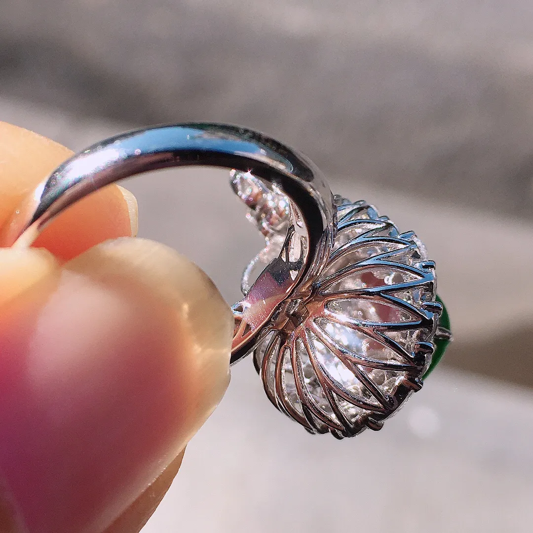 阳绿葫芦戒指/吊坠两用款，色泽均匀艳丽，玉质细腻，荧光感超
强，饱满圆润，尽显优雅气质，18k
金豪华镶嵌