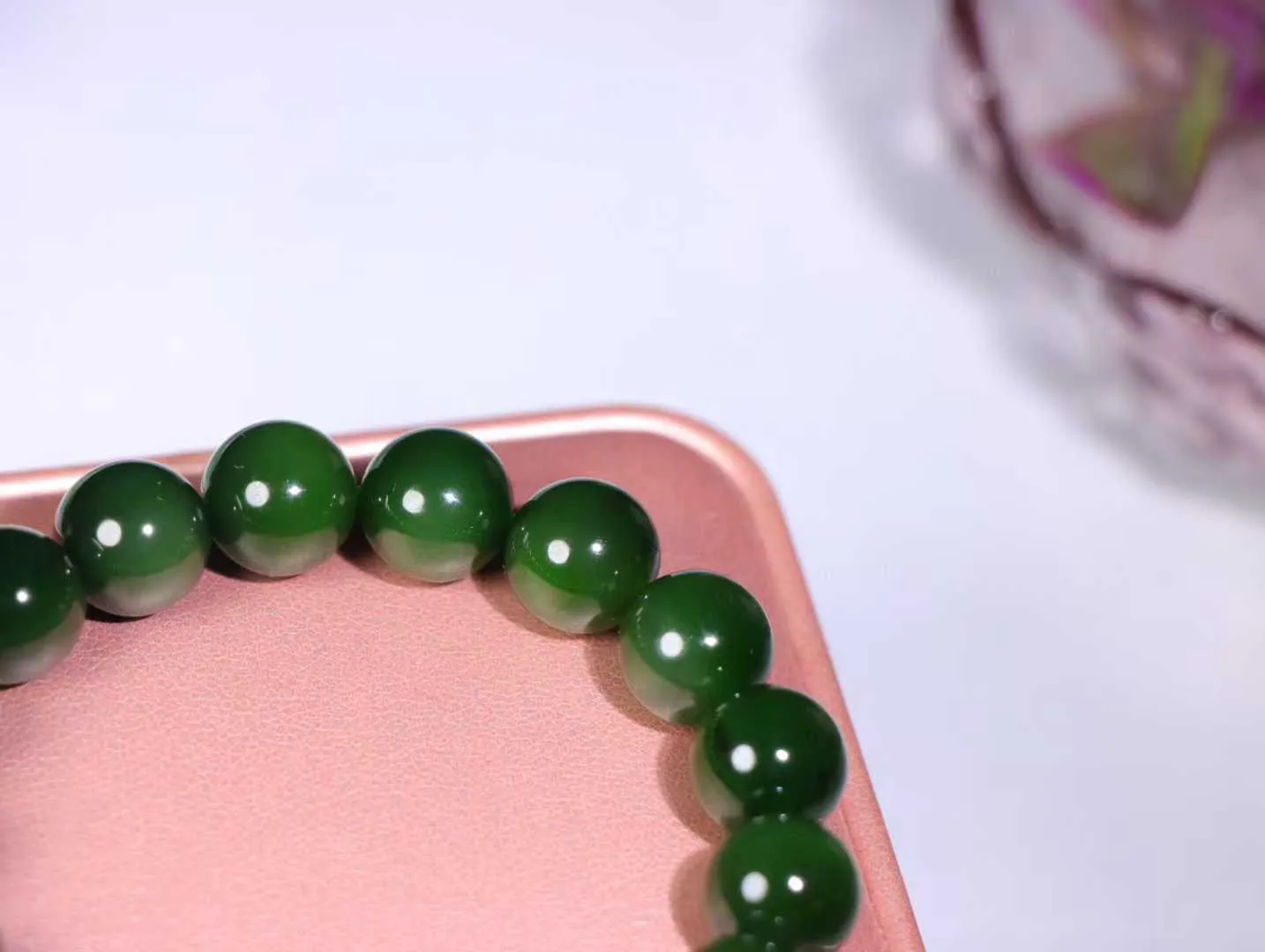 【珠圆玉润】

精品和田玉碧玉手串 红皮老料，深绿色，玉质温润细腻  整串打磨圆润，佩戴舒适。珠珠落玉盘，间关莺语花底滑，一生美好时光，无论身在何处，都有它相伴相守。事事顺遂，幸福美满，吉祥如意。
重44.8克   尺寸取一11.7mm  FS178212081250O