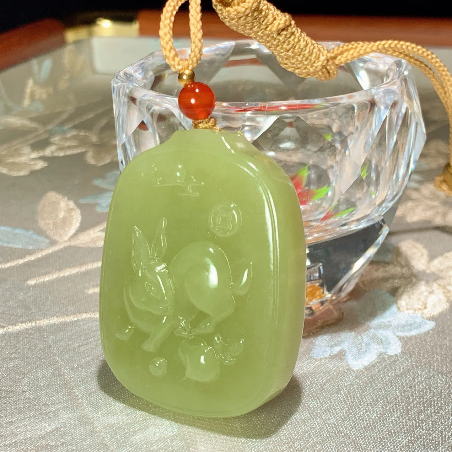 新疆若羌黄口料前途无量兔子牌子挂件。尺寸48/36/13重47克。玉质细腻油润。手推出油。佩戴高端典