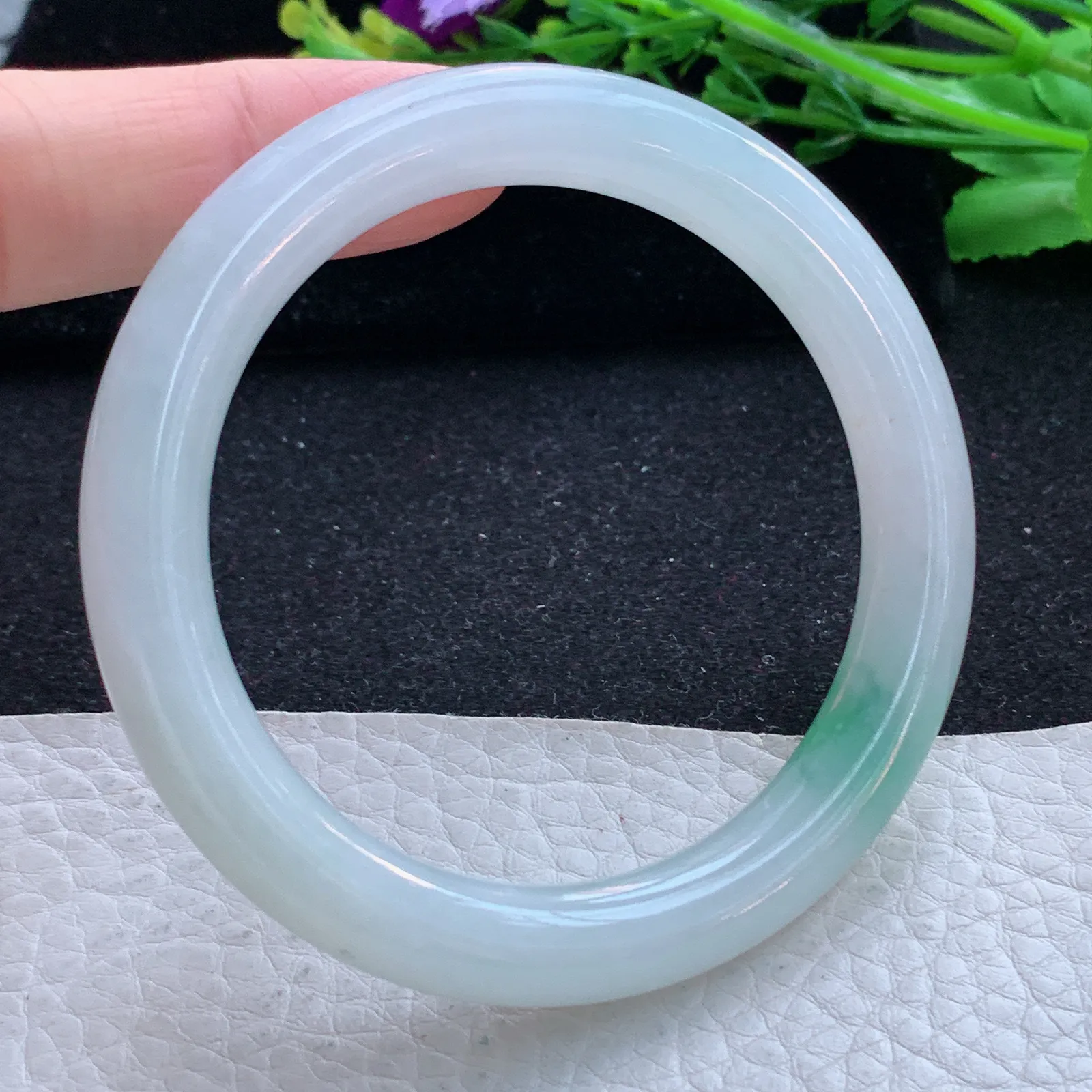 hf自然光55.5*9.2*9.3美人镯 缅甸翡翠a货玉手镯飘绿圆条叮当镯