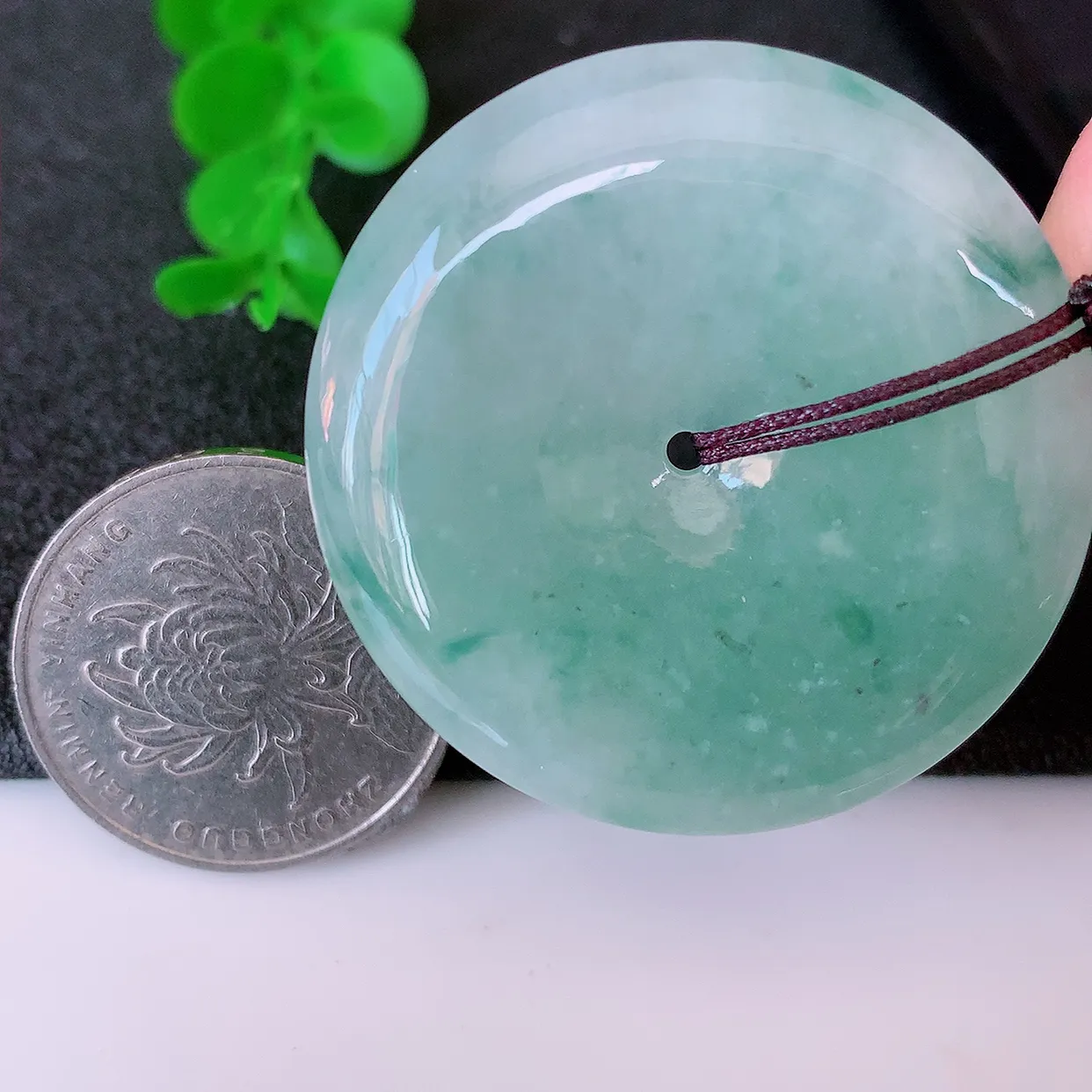 自然光实拍，大件冰飘花翡翠平安扣吊坠，玉扣，平安是福；很美的料子，平安扣佩戴优雅迷人！#05.25