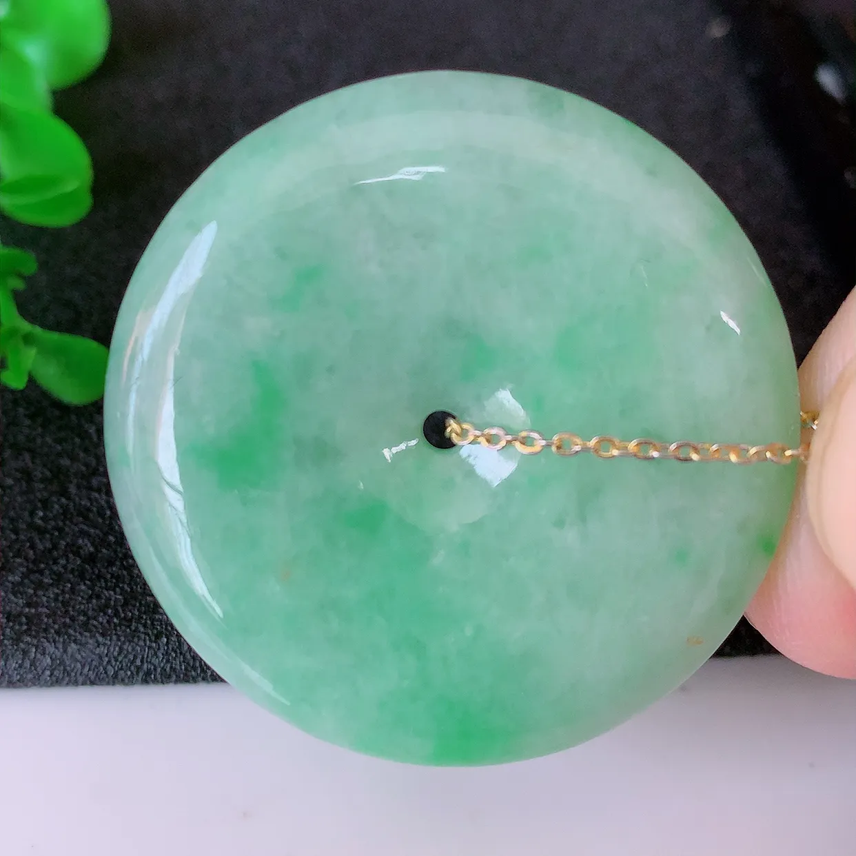自然光实拍，冰大件飘绿翡翠平安扣吊坠，玉扣，平安是福；很美的料子，平安扣佩戴优雅迷人！#05.27