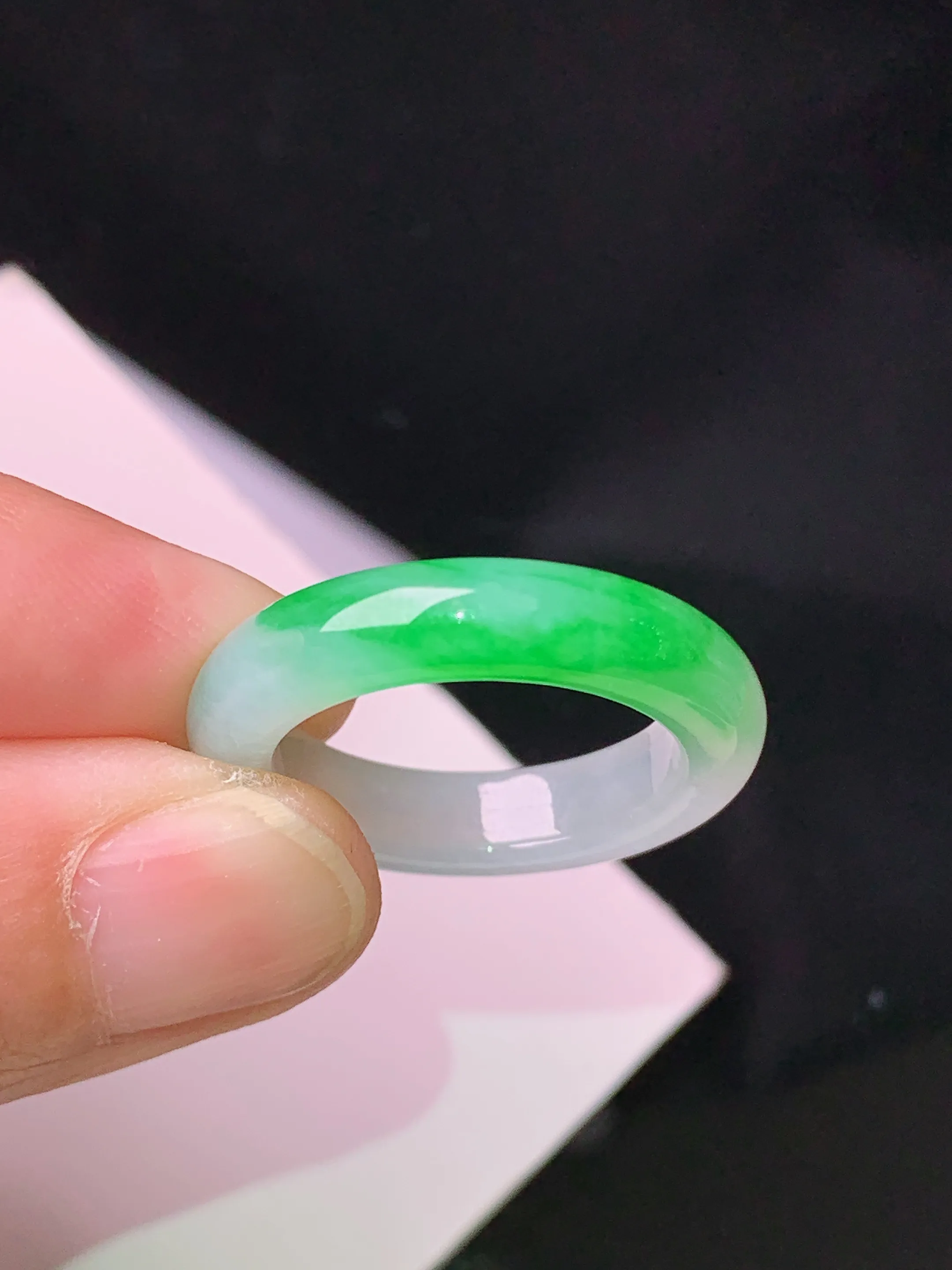 飘绿指环 玉质细腻 色泽艳丽清新 整体尺寸24.5*4.6*3.8 圈口14.5