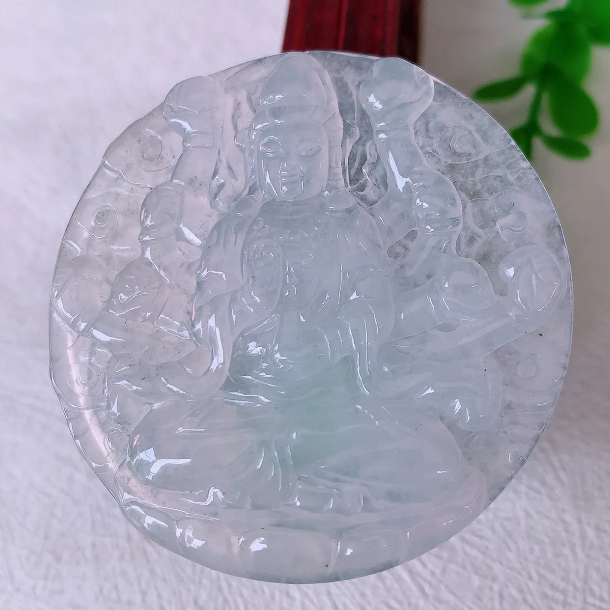 自然光实拍，冰种翡翠千手观音菩萨吊坠，冰透亮泽，美观亮丽，观音面相端庄#57.27