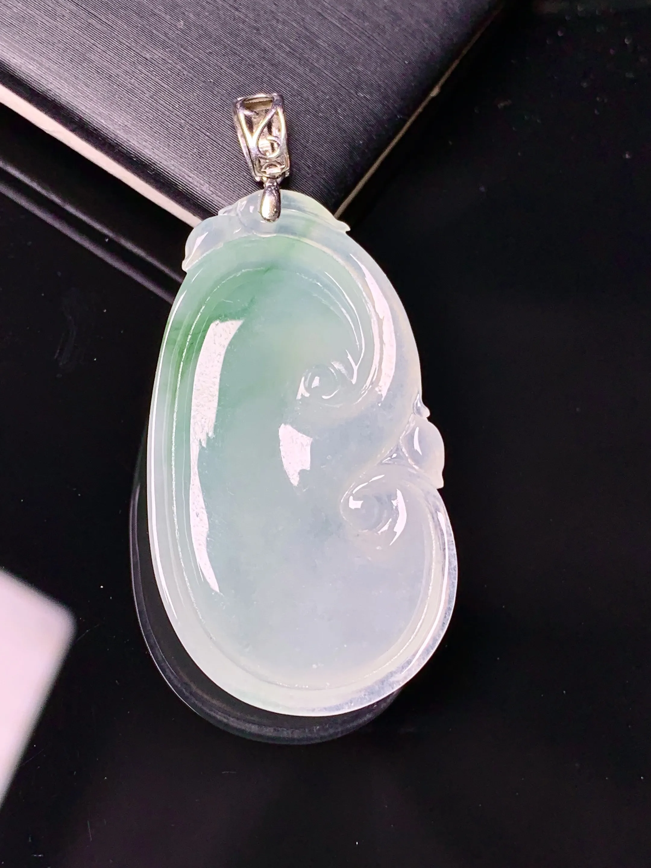 18k金镶嵌飘绿如意吊坠 玉质细腻 色泽艳丽清新 整体尺寸44*20.7*5.3