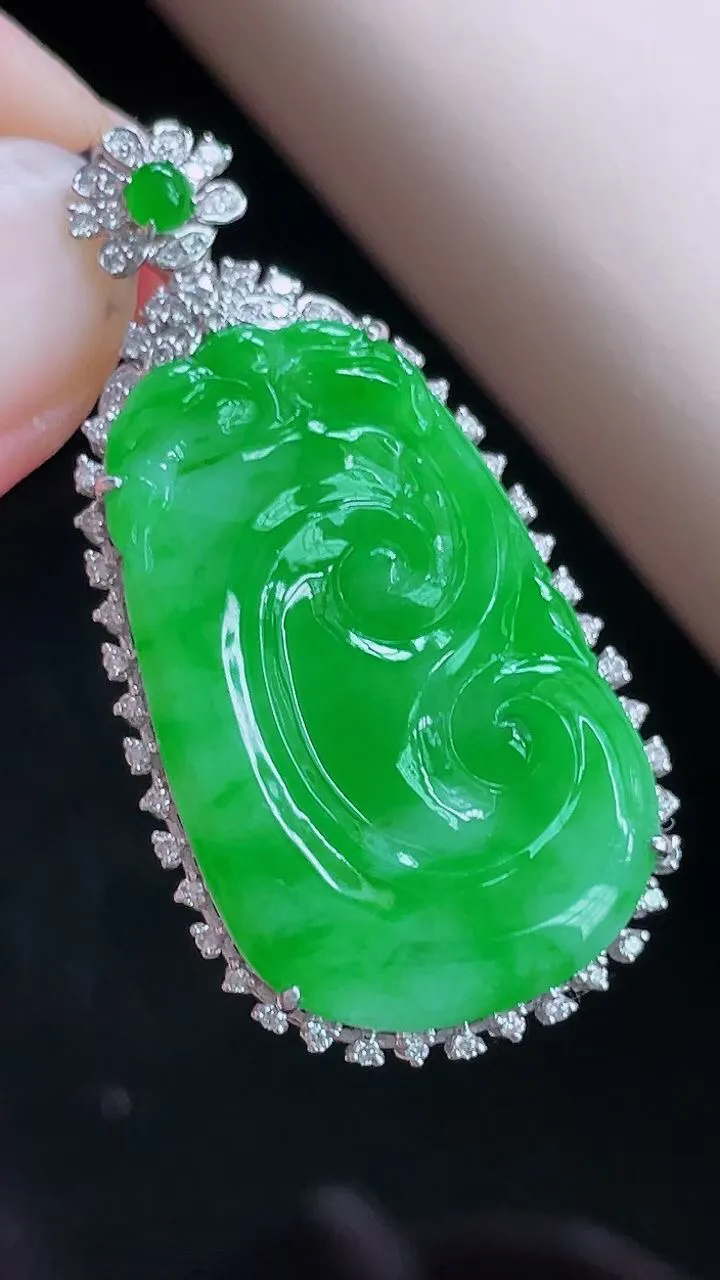 【翡翠名称】老坑种18K金镶钻冰阳绿如意吊坠挂件
【翡翠尺寸】含金40.2/19.9/7.4mm
【翡翠描述】宝贝种老水足，玉质细腻，色泽靓丽，性价比高，佩戴效果好！
【其它赠送】权威证书/精美挂绳/盒子/支持全国复检(七天无理由退换货买家只须付来回邮费即可）