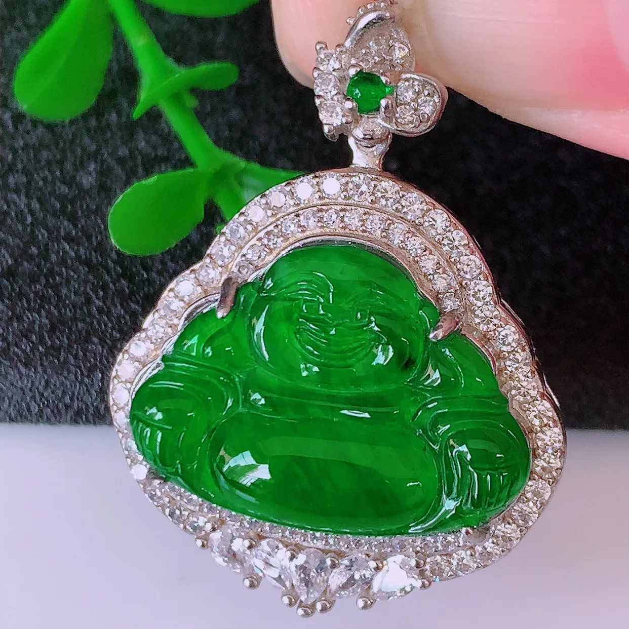 冰透满绿翡翠925银镶嵌佛公吊坠，自然光实拍，翠色灵动，颜色漂亮，种老水足，品相佳，佩戴佳品！#97.27整体31.5-24.2*9.2裸裸20*15