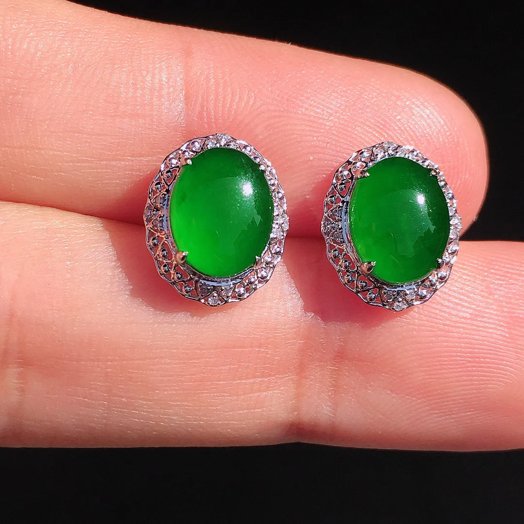 阳绿蛋面耳钉，色泽均匀艳丽，玉质细腻，荧光感超
强，饱满圆润，尽显优雅气质，18k
金豪华镶嵌