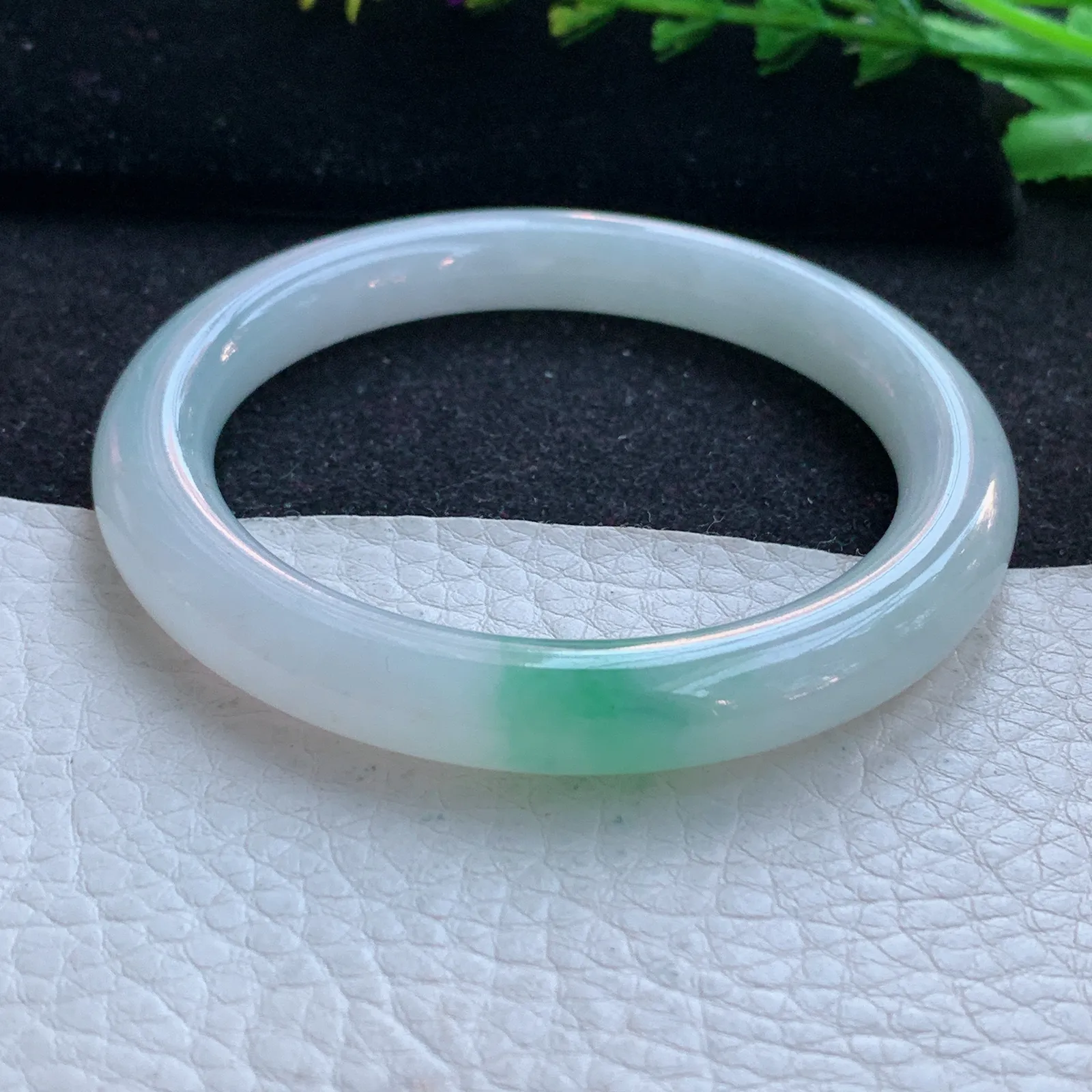 hf自然光55.5*9.2*9.3美人镯 缅甸翡翠a货玉手镯飘绿圆条叮当镯