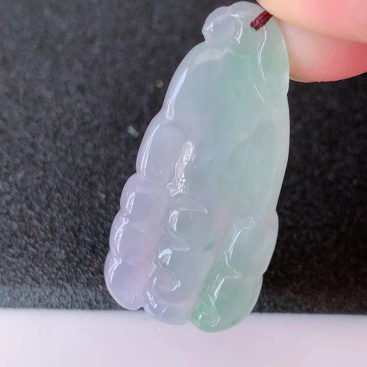 自然光实拍，冰胶春带彩翡翠佛手吊坠，翠色灵动，种老水足，寓意好，品相佳，佩戴佳品！#41.27