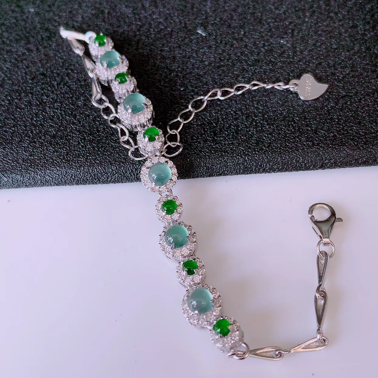 冰透满绿翡翠925银镶嵌手链，自然光实拍，翠色灵动，颜色漂亮，种老水足，品相佳，佩戴佳品！#97.27取一整体6.5*6.5*6裸裸3.5*3.5