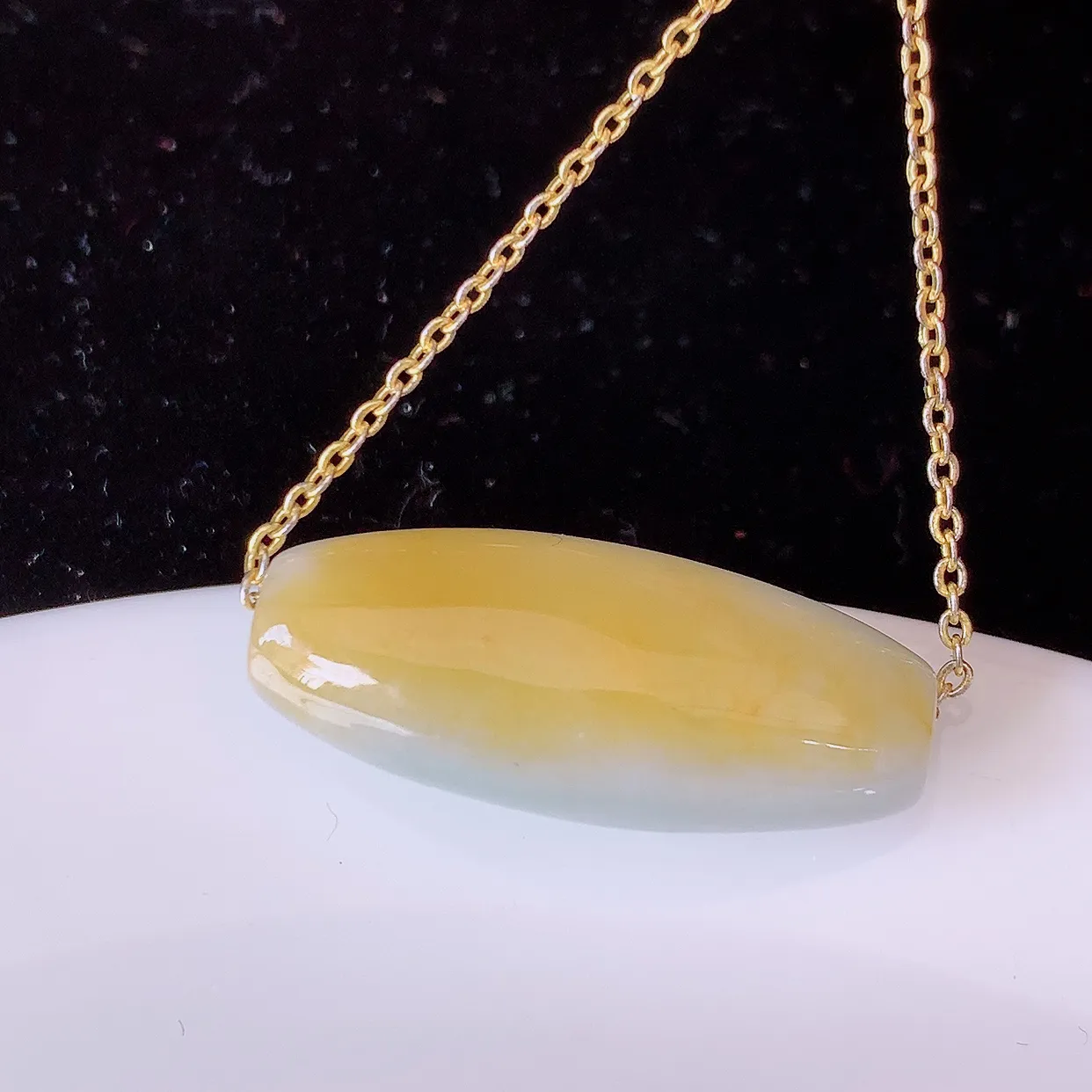 自然光实拍，冰润黄翡双彩翡翠路路通吊坠，寓意时来运转、财源滚滚，款式新颖时尚，日常百搭的款！配图银链#94.27