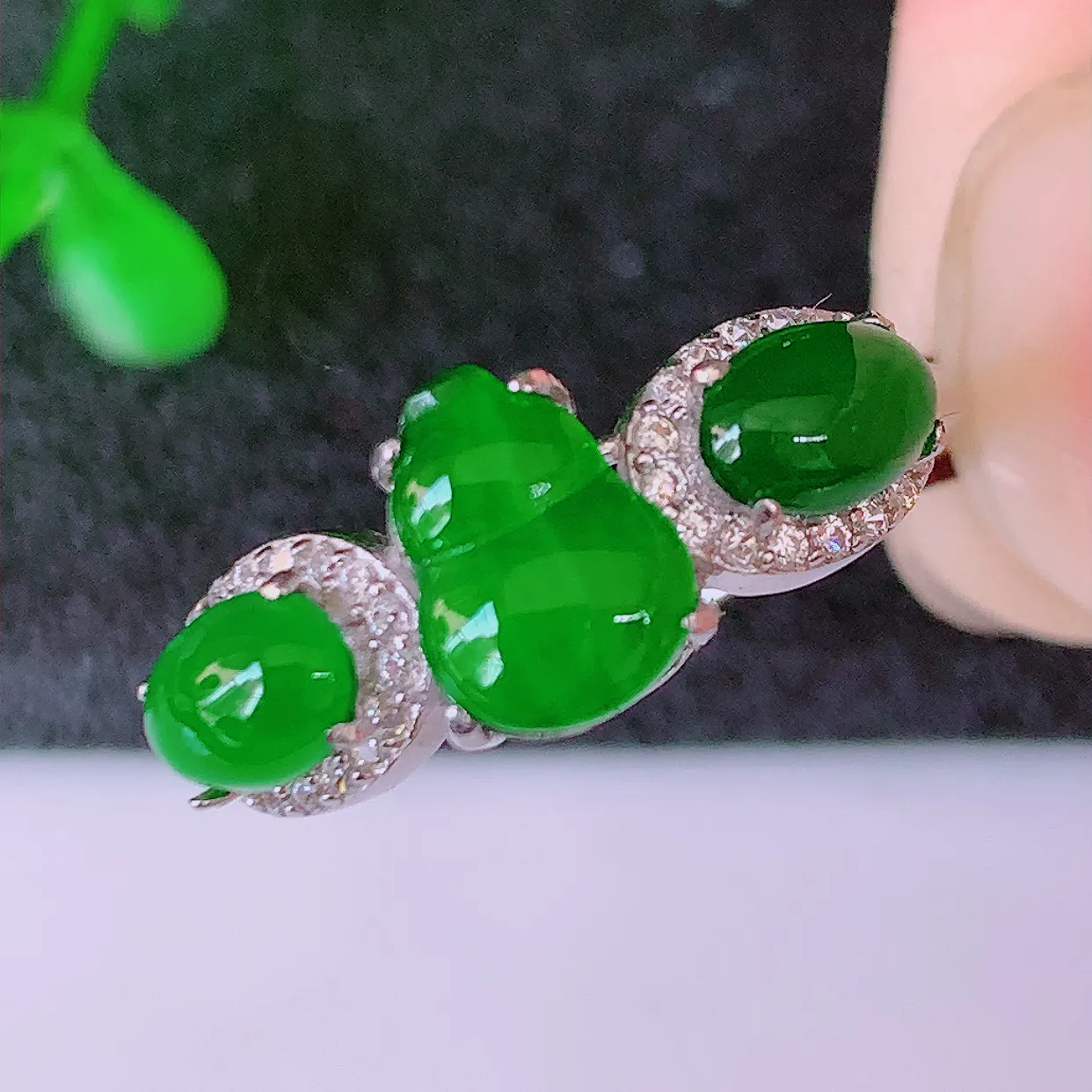 冰透满绿翡翠925银镶嵌葫芦戒指，自然光实拍，翠色灵动，颜色漂亮，种老水足，品相佳，佩戴佳品！#97.27（圈口可调大小）整体25*17.5-4.8裸石8*6