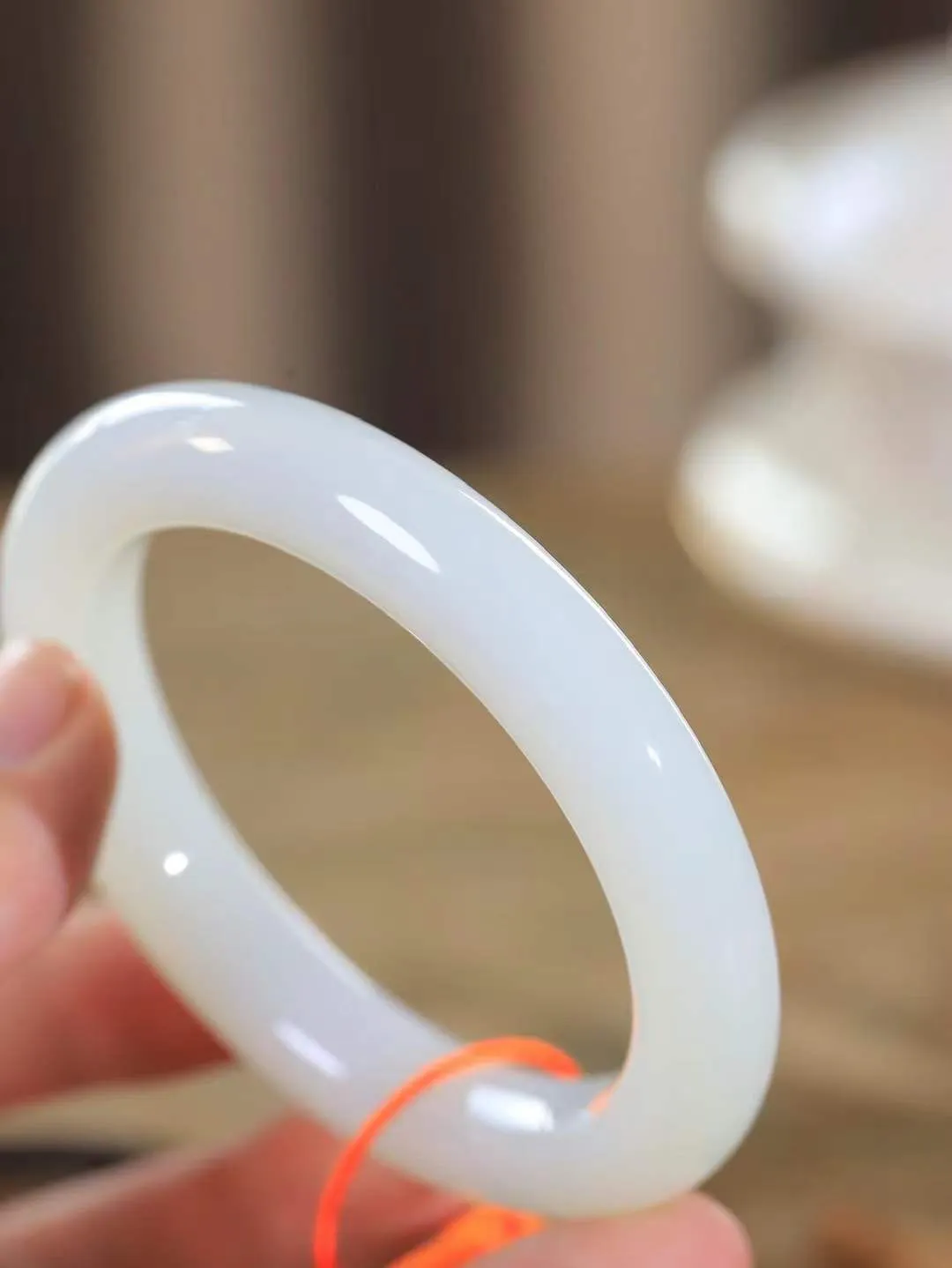 【婉约佳人.手镯】

精品和田玉白玉手镯 玉质温润细腻 油性十足 手感舒适，高华雅逸，线条流畅，简约大气，美自天成，素雅高贵。佩戴于腕间，婉约之美，举手投足间透出那份低调奢华。重68.28克 内径58.5mm  尺寸12.2-10.8mm   FDL-111152833