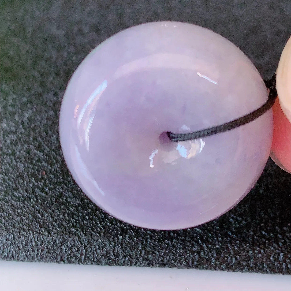 自然光实拍，冰润紫罗兰翡翠平安扣吊坠，形体饱满圆润，平安扣肥嘟嘟的，平平安安，种水很好，配戴精美！#41.25