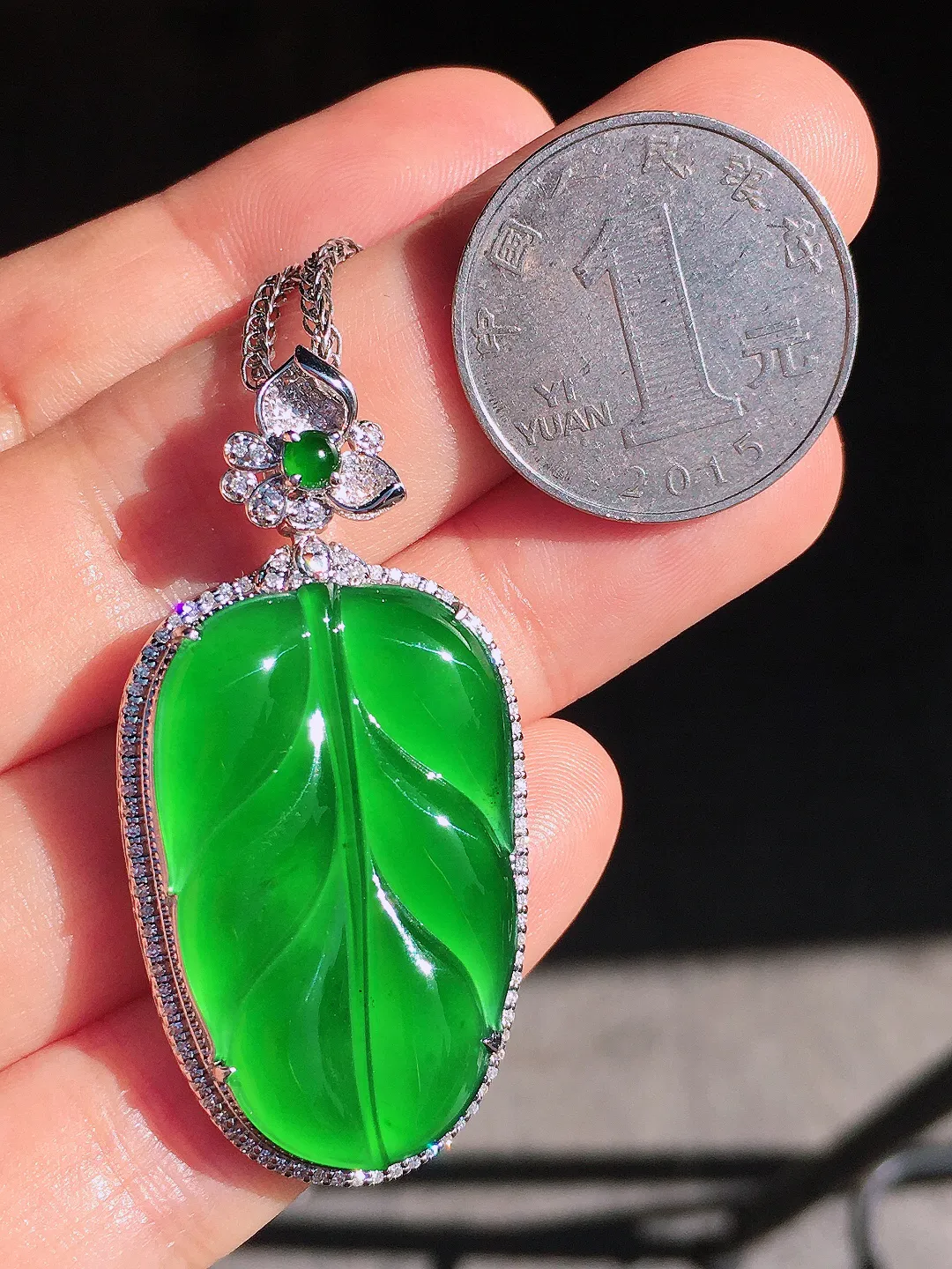 阳绿玉叶吊坠，色泽均匀艳丽，玉质细腻，荧光感超
强，饱满圆润，尽显优雅气质，18k
金豪华镶嵌