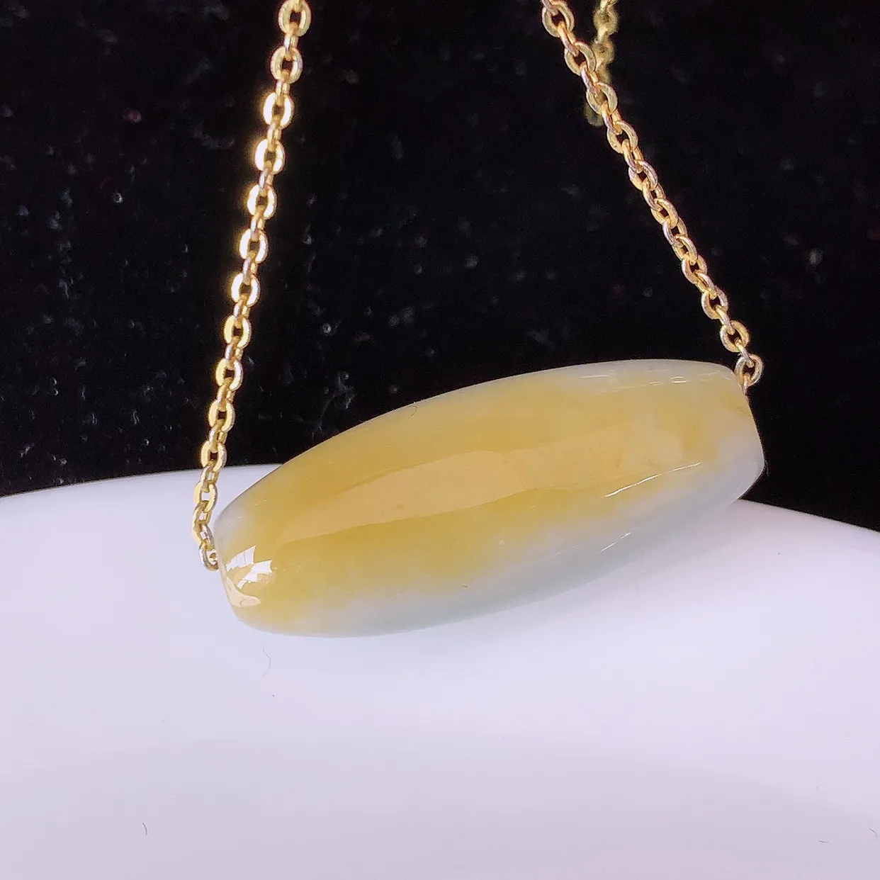 自然光实拍，冰润黄翡双彩翡翠路路通吊坠，寓意时来运转、财源滚滚，款式新颖时尚，日常百搭的款！配图银链#94.27