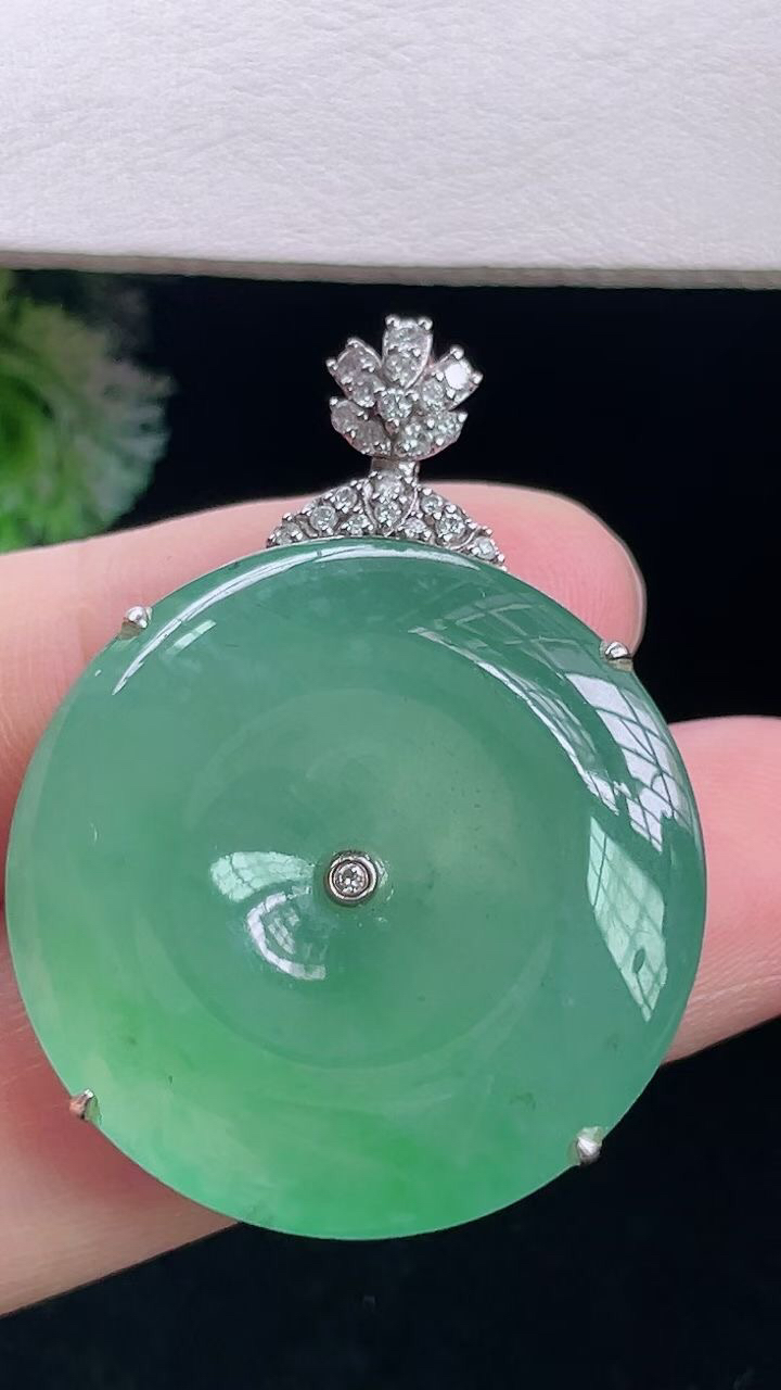 【翡翠名称】18k金镶钻冰飘绿平安扣翡翠吊坠
【翡翠尺寸】含金37/27.4/6.5mm
【翡翠描述