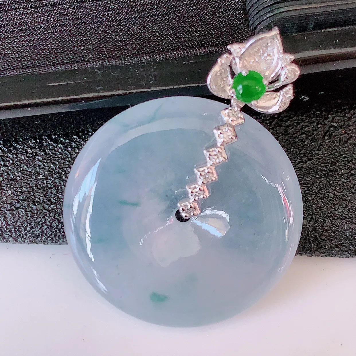 自然光实拍，18K金镶嵌冰种飘花翡翠平安扣吊坠，玉扣，冰润光泽，寓意平平安安，平安扣佩戴时尚漂亮！#00.25整体29*21.5-6.2裸石21.5*21.5