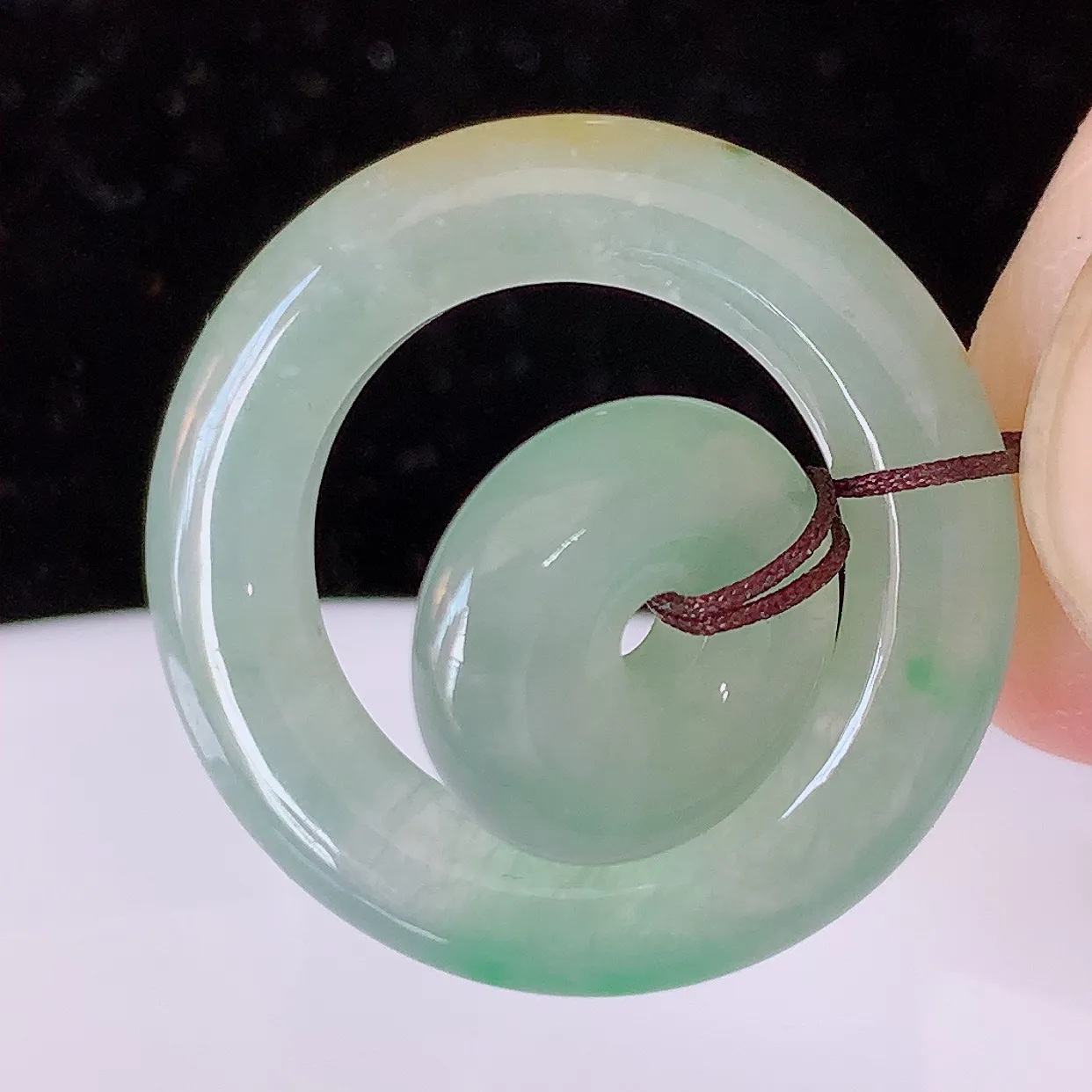 自然光实拍，冰种黄加绿翡翠平安母子扣吊坠，玉扣，平安是福；很美的料子，平安扣佩戴优雅迷人！#57.27