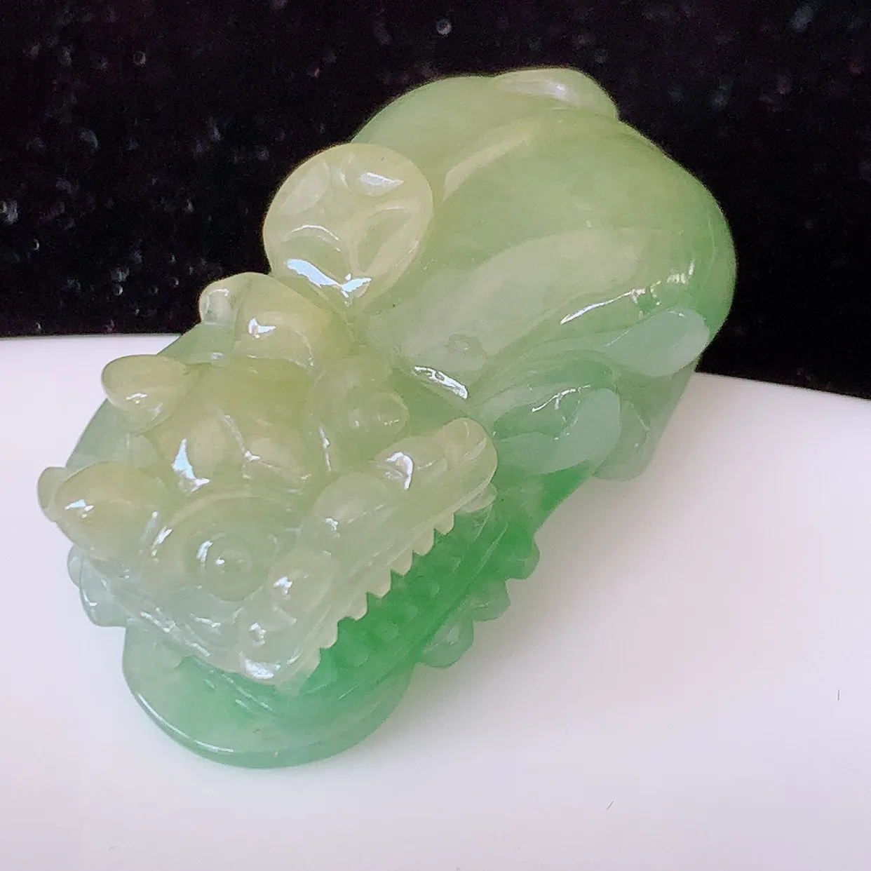 自然光实拍，冰润黄加绿翡翠招财貔貅吊坠， 民间有“一摸貔貅运程旺盛，再摸貔貅财运滚滚，三摸貔貅平步青云 ”的美好祝愿。#81.25