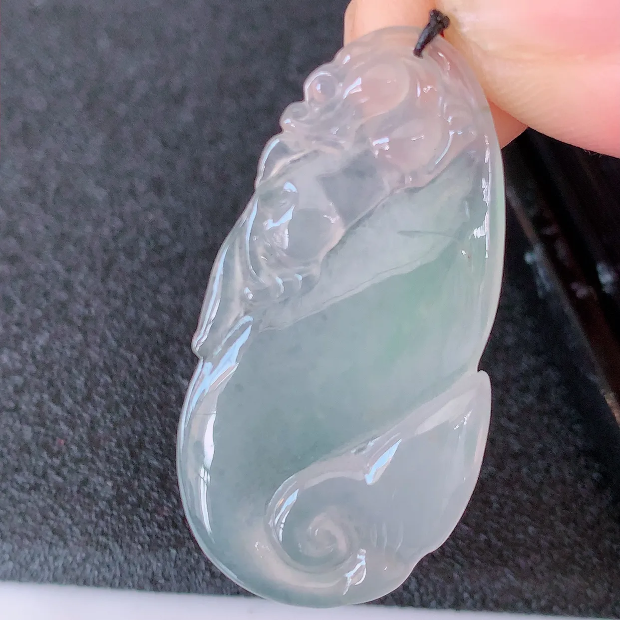 自然光实拍，冰种翡翠招财龙鱼吊坠，翠色灵动，种老水足，寓意好，品相佳，佩戴佳品！#41.27