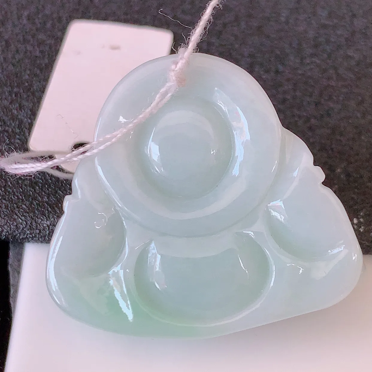 自然光实拍，冰润飘绿翡翠佛公吊坠，饱满， 佛公亦保平安，寓意有福（佛公）相伴，品相佳，配戴优雅迷人！#46.25