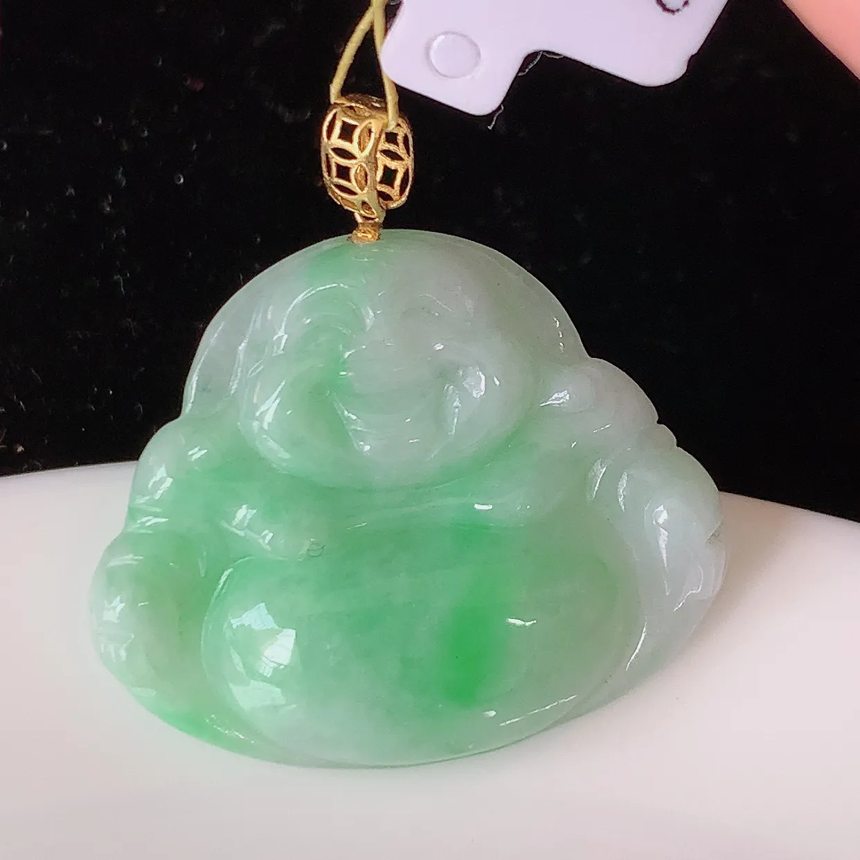 18k金镶嵌飘绿翡翠佛公吊坠，沁人心脾，精致典雅的设计，为佩戴者，增添色彩，送礼自留都是佳品选择！#35.27