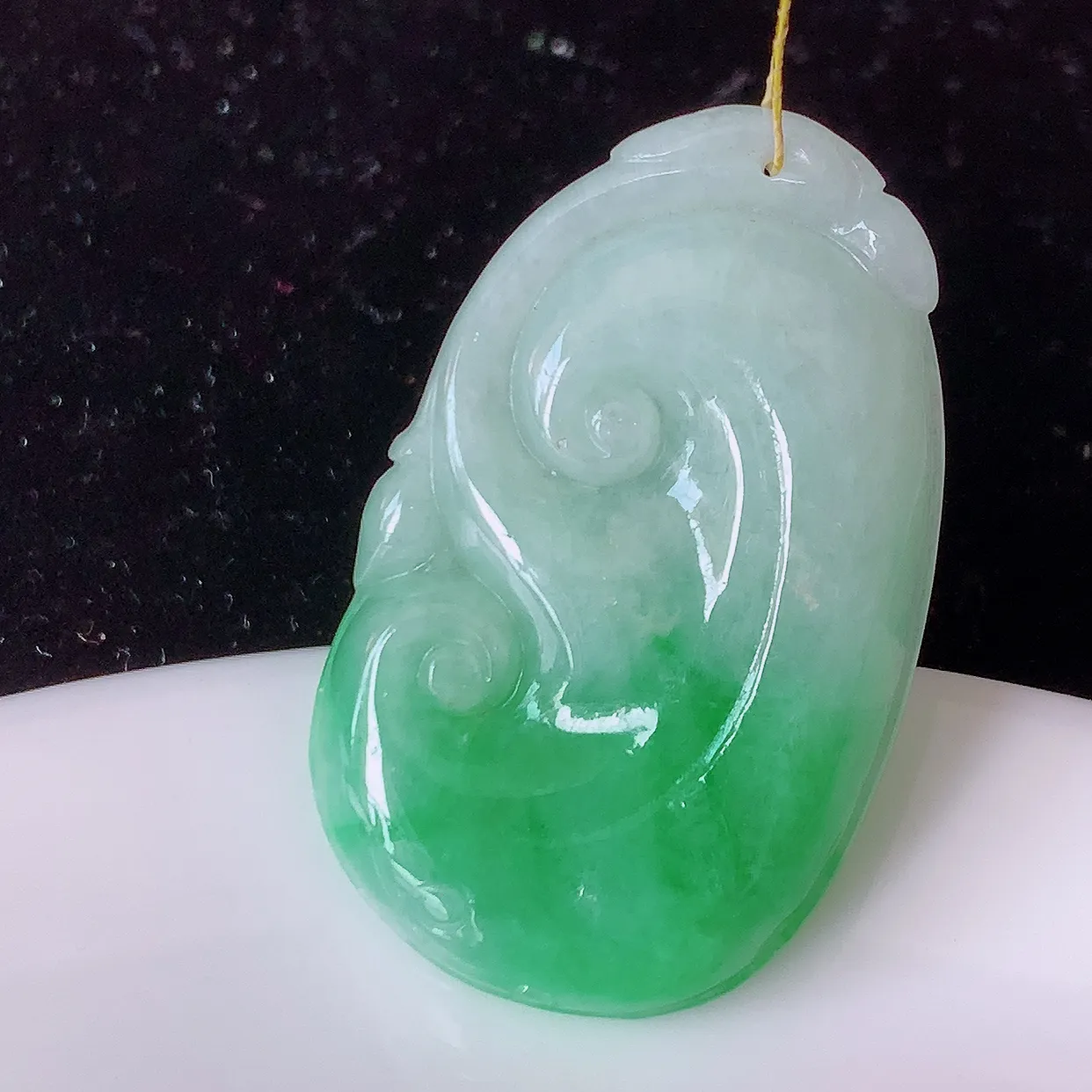 自然光实拍，冰润飘绿翡翠如意吊坠，上身效果非常美，饱满大气，工艺美，万事如意，如意一生，#35.27